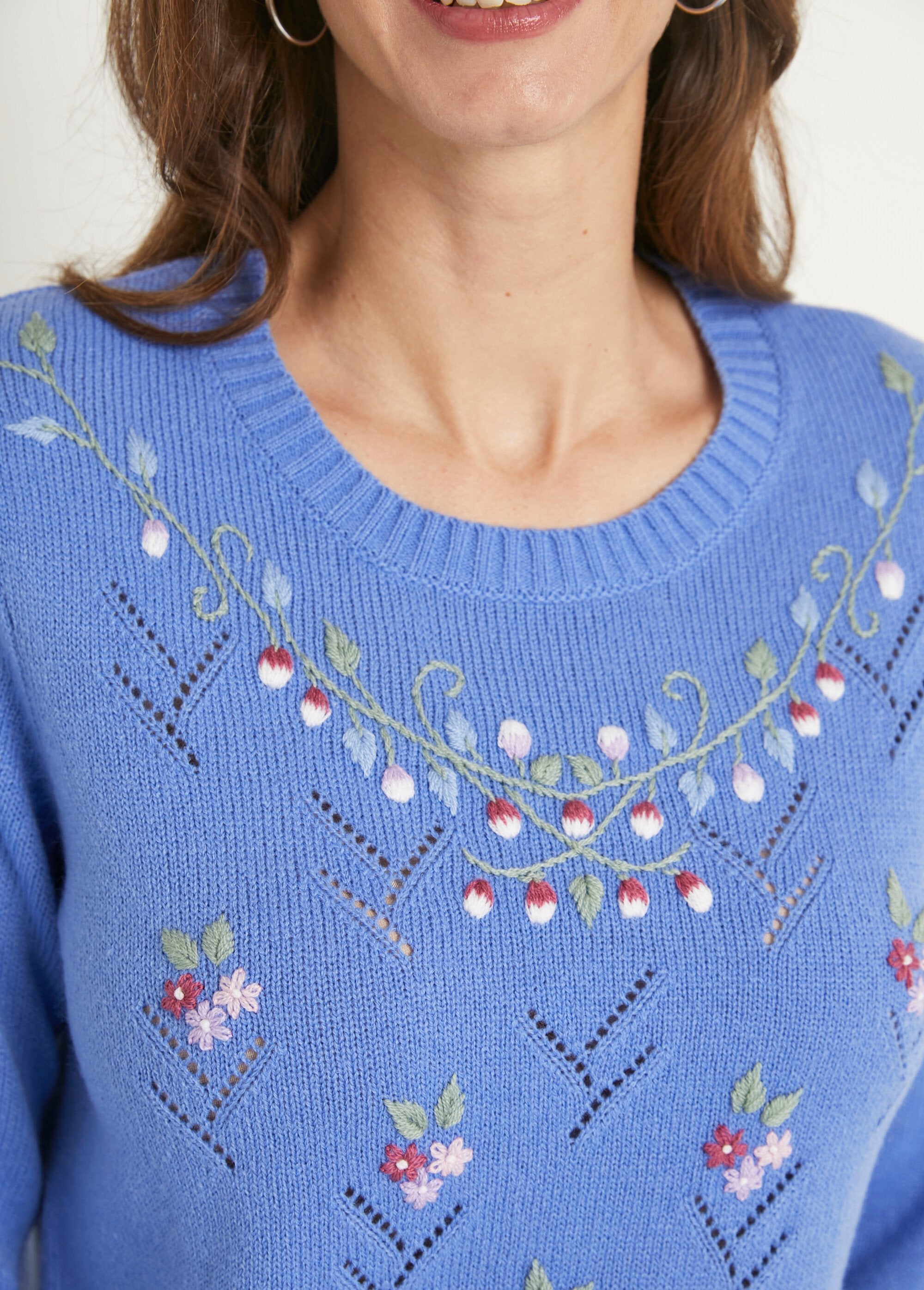 Pull_doux_uni_brodé_ajouré_col_rond_Bleu_DE2_slim