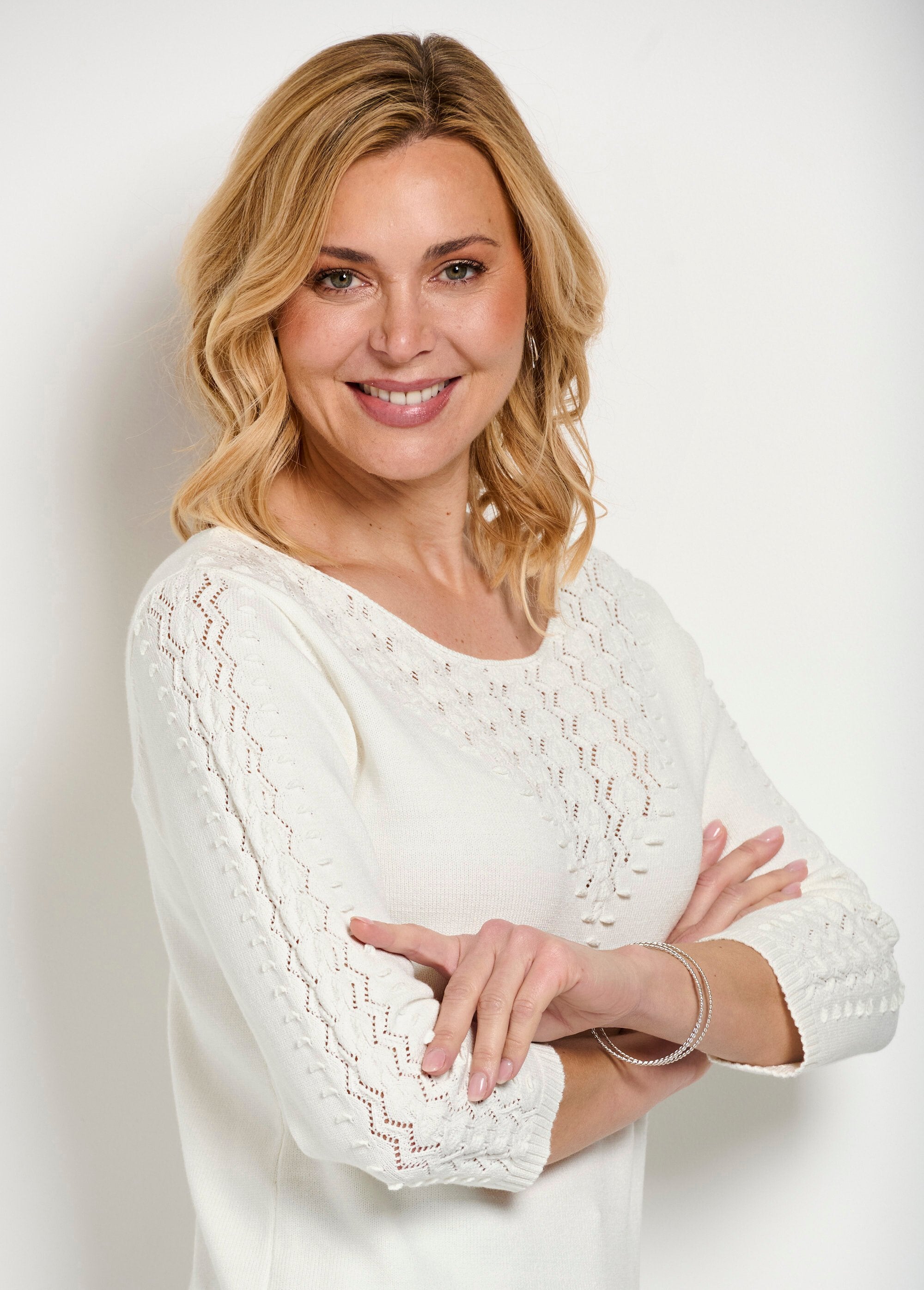 Zachte_effen_trui_met_ronde_hals_in_fantasiebreiwerk_Ecru_DE1_slim