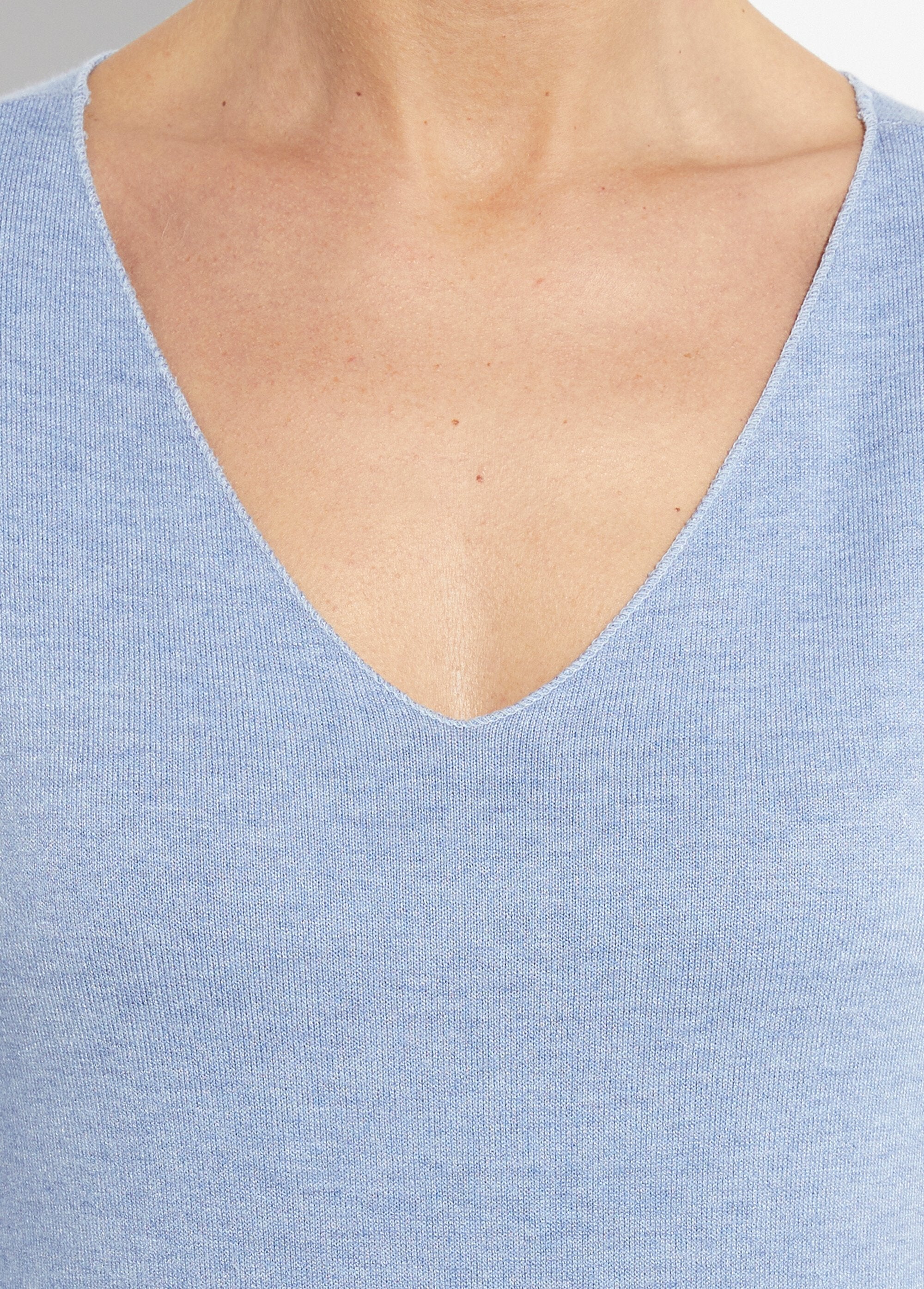 Pull_fin_avec_angora_et_laine,_col_V_Bleu_jean_DE2_slim