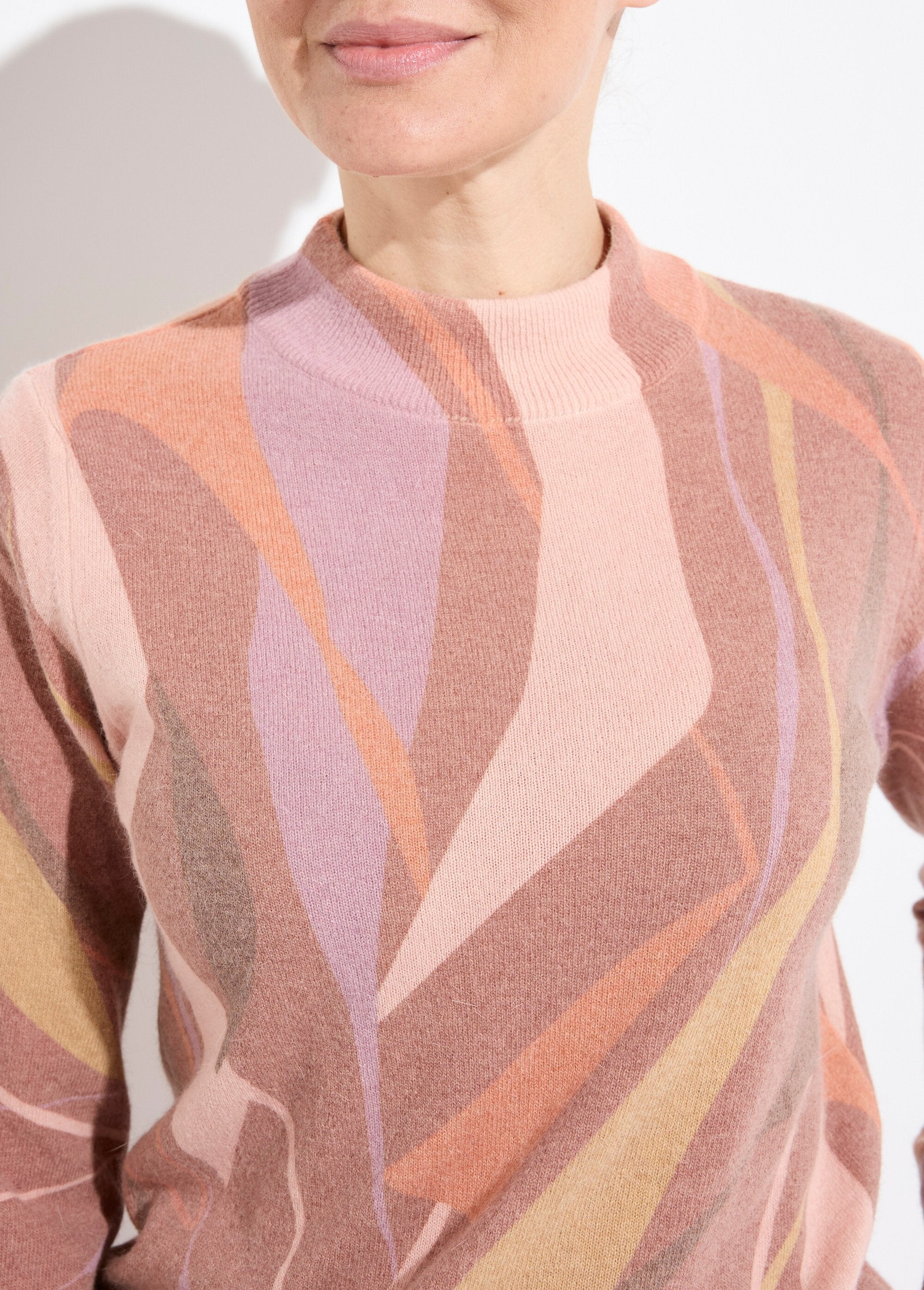 Warme_trui_met_hoge_hals_en_wol-_en_angoraprint_Noisette_et_beige_DE1_slim