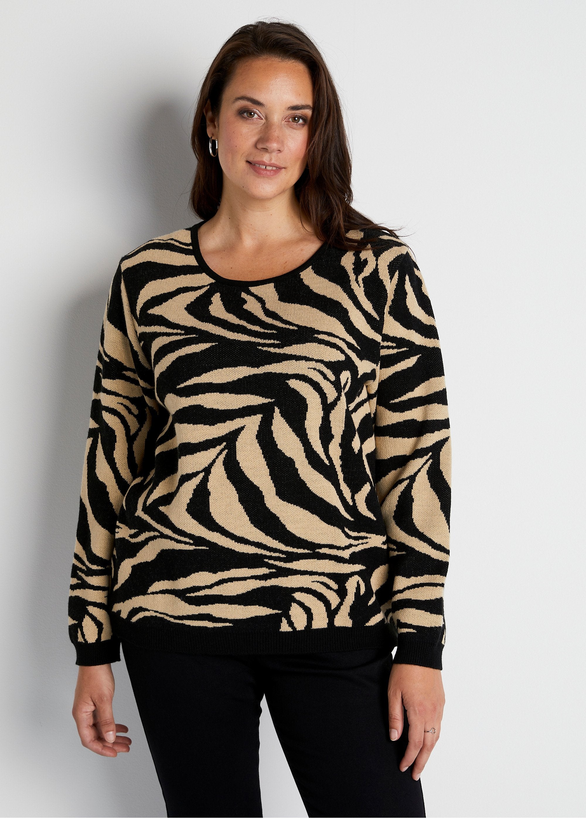 Zachte_jacquard_zebra_trui_met_ronde_hals_Beige_et_noir_FA1_curvy