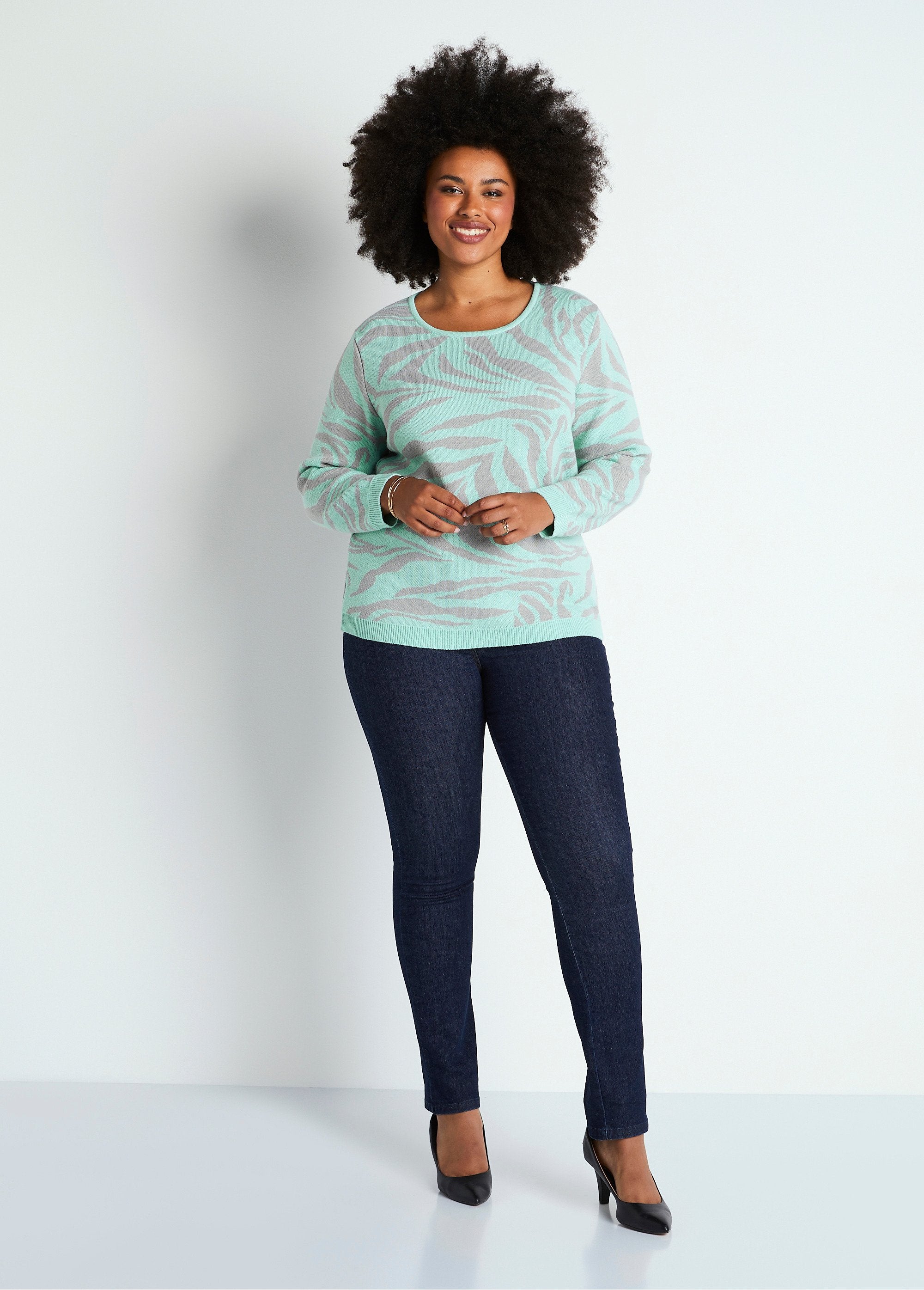 Pull_doux_jacquard_zèbre_col_rond_Onyx_et_gris_SF1_curvy