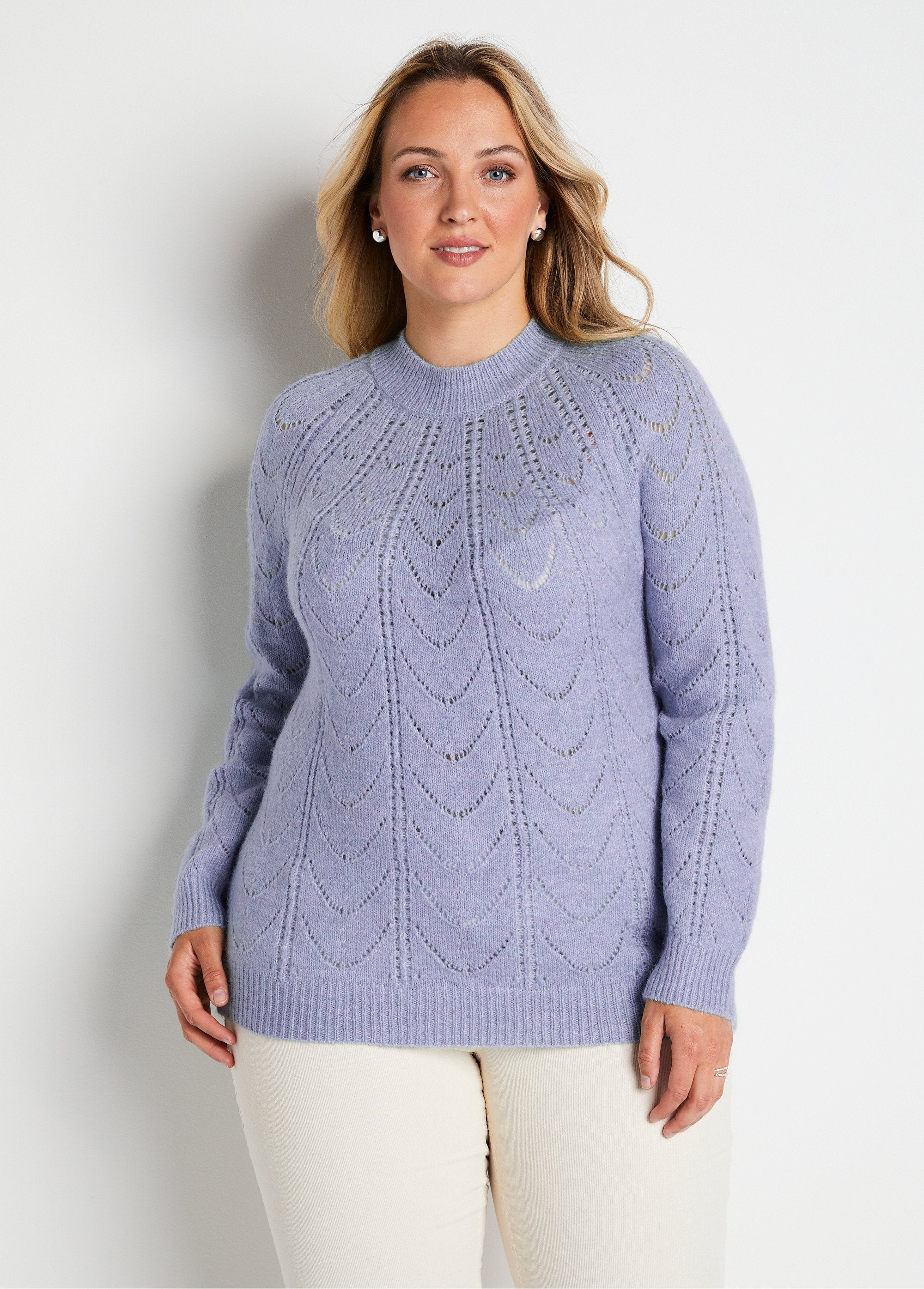Opengewerkte_gemêleerde_gebreide_trui_met_ronde_hals_Parme_FA1_curvy
