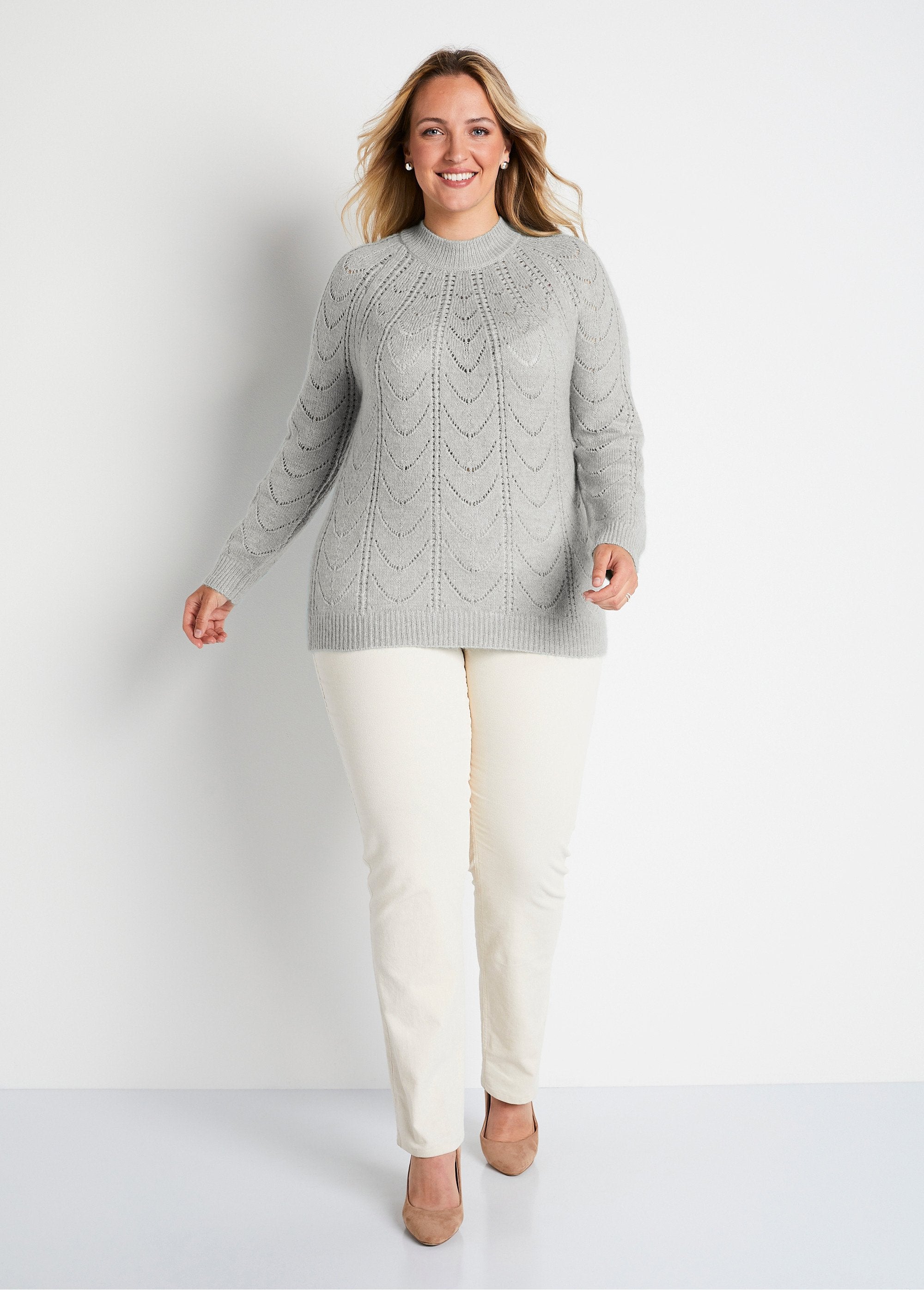 Opengewerkte_gemêleerde_gebreide_trui_met_ronde_hals_Gris_chine_SF1_curvy