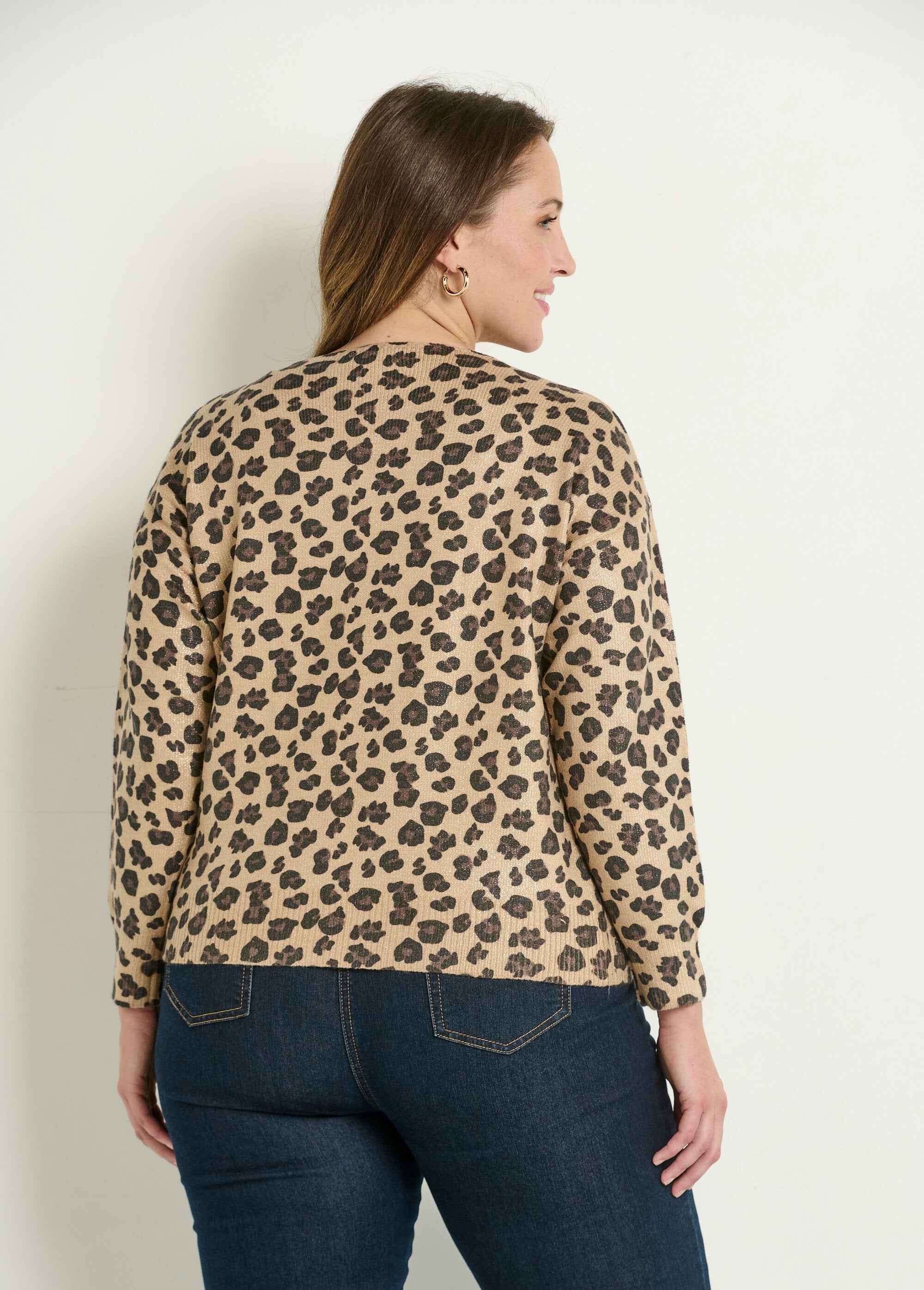 Metallic_luipaard_trui_met_V-hals_Leopard_DO1_curvy