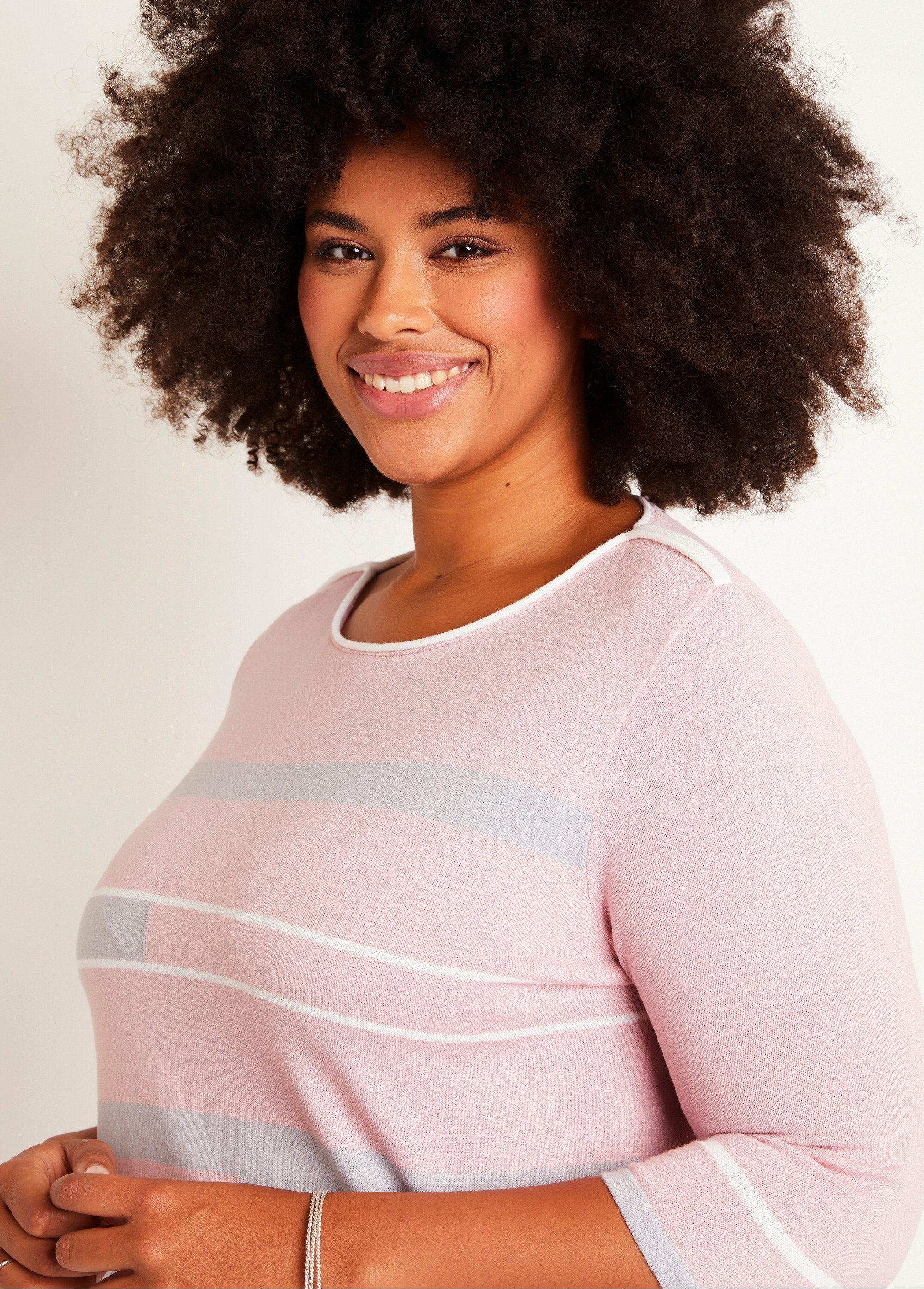 Pull_manches_3/4_col_bateau_jacquard_rayé_devant_Rose_et_gris_DE1_curvy