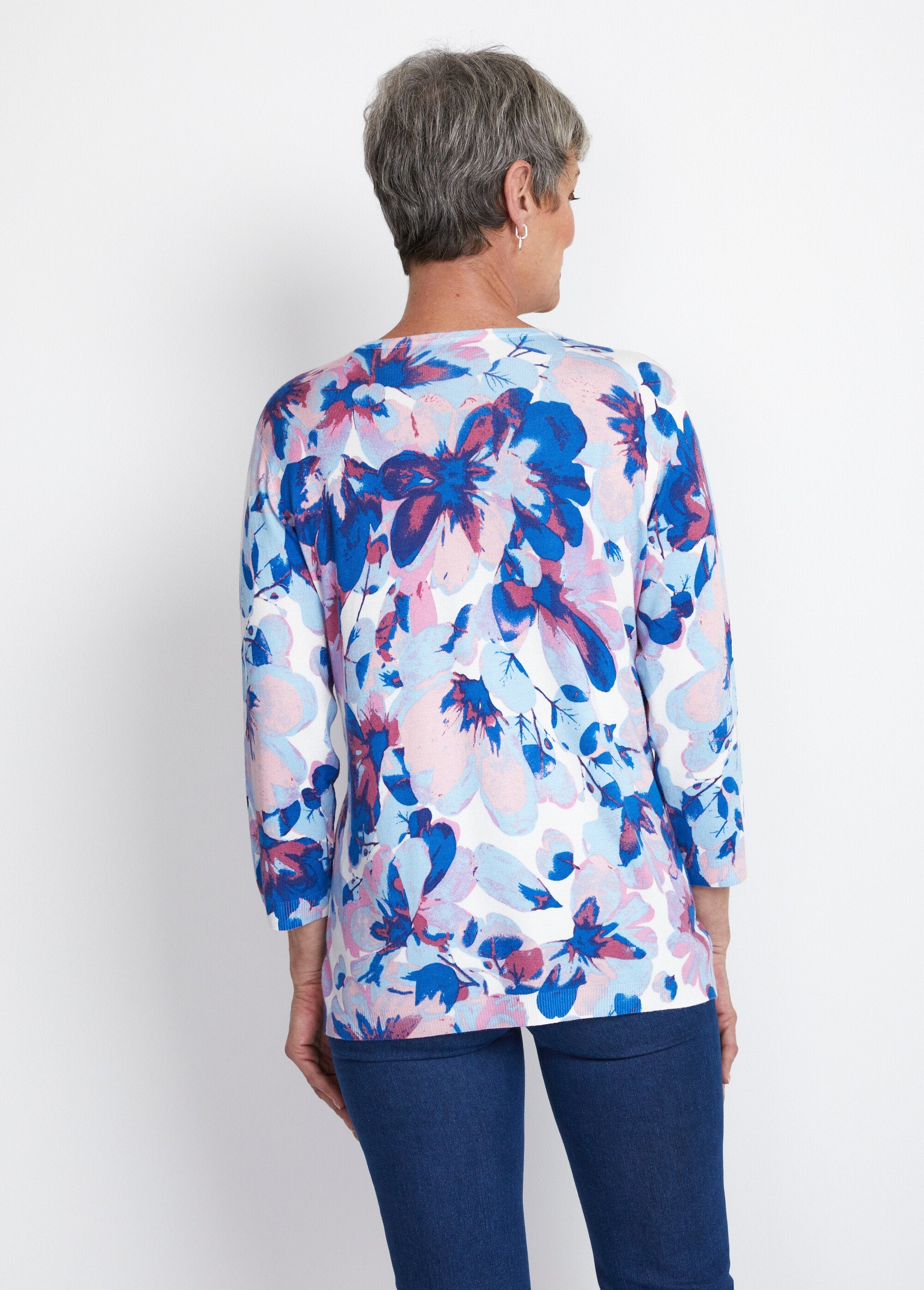 Trui_met_bloemenprint_en_3/4_mouwen_Bleu_et_rose_DO1_slim