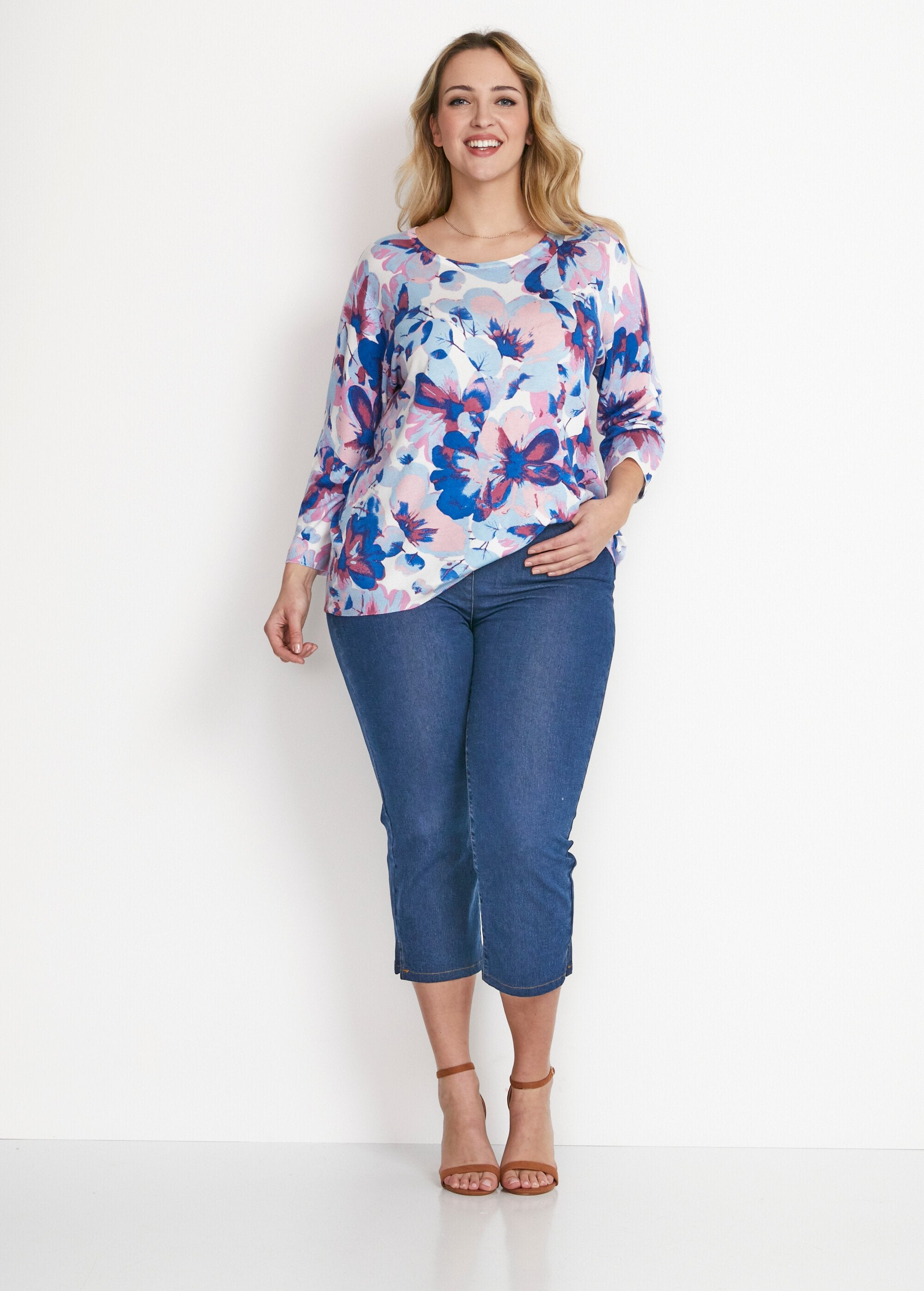 Trui_met_bloemenprint_en_3/4_mouwen_Bleu_et_rose_SF1_curvy