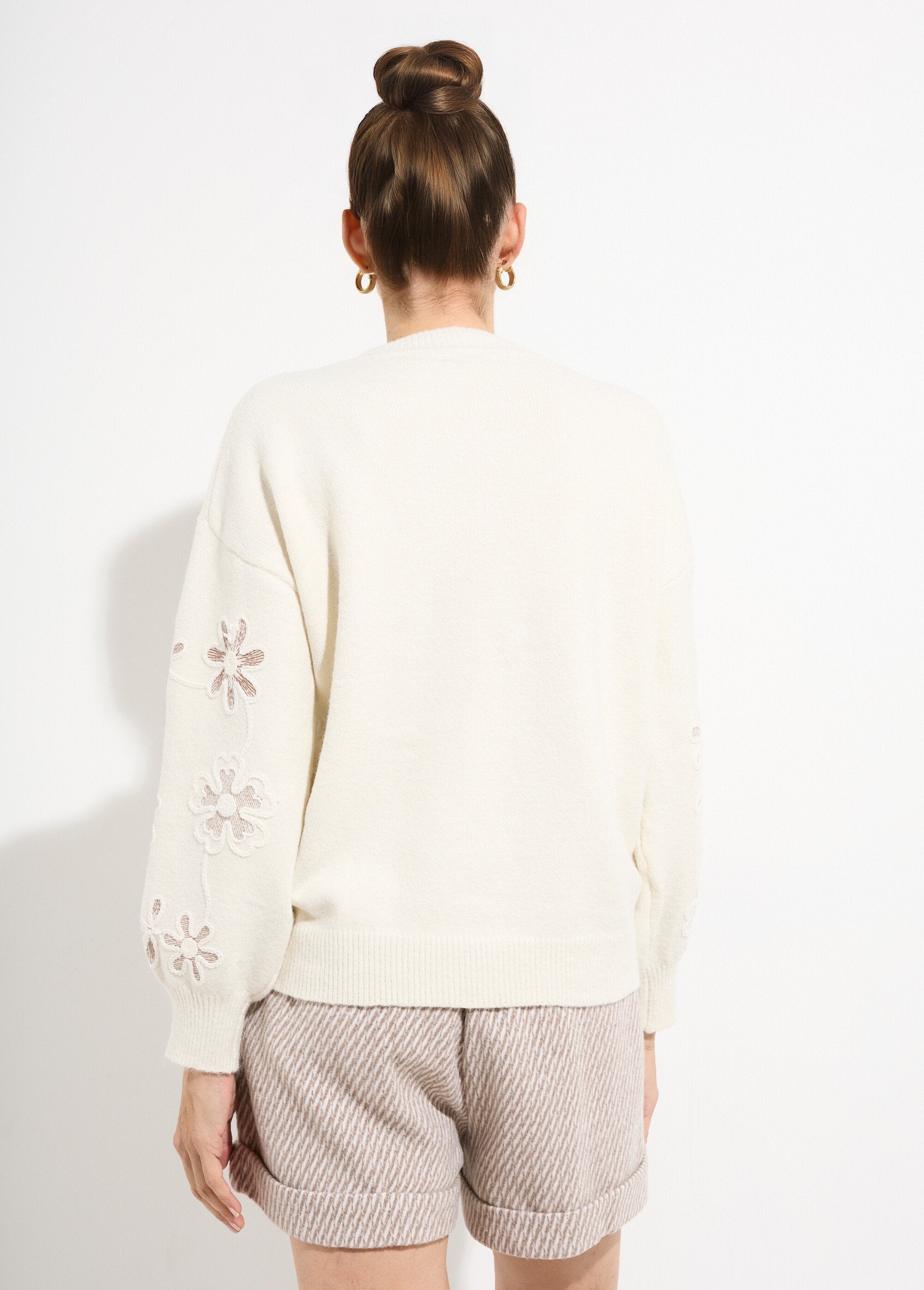 Pull_montant_application_fleurs_brodées_Beige_DO1_slim