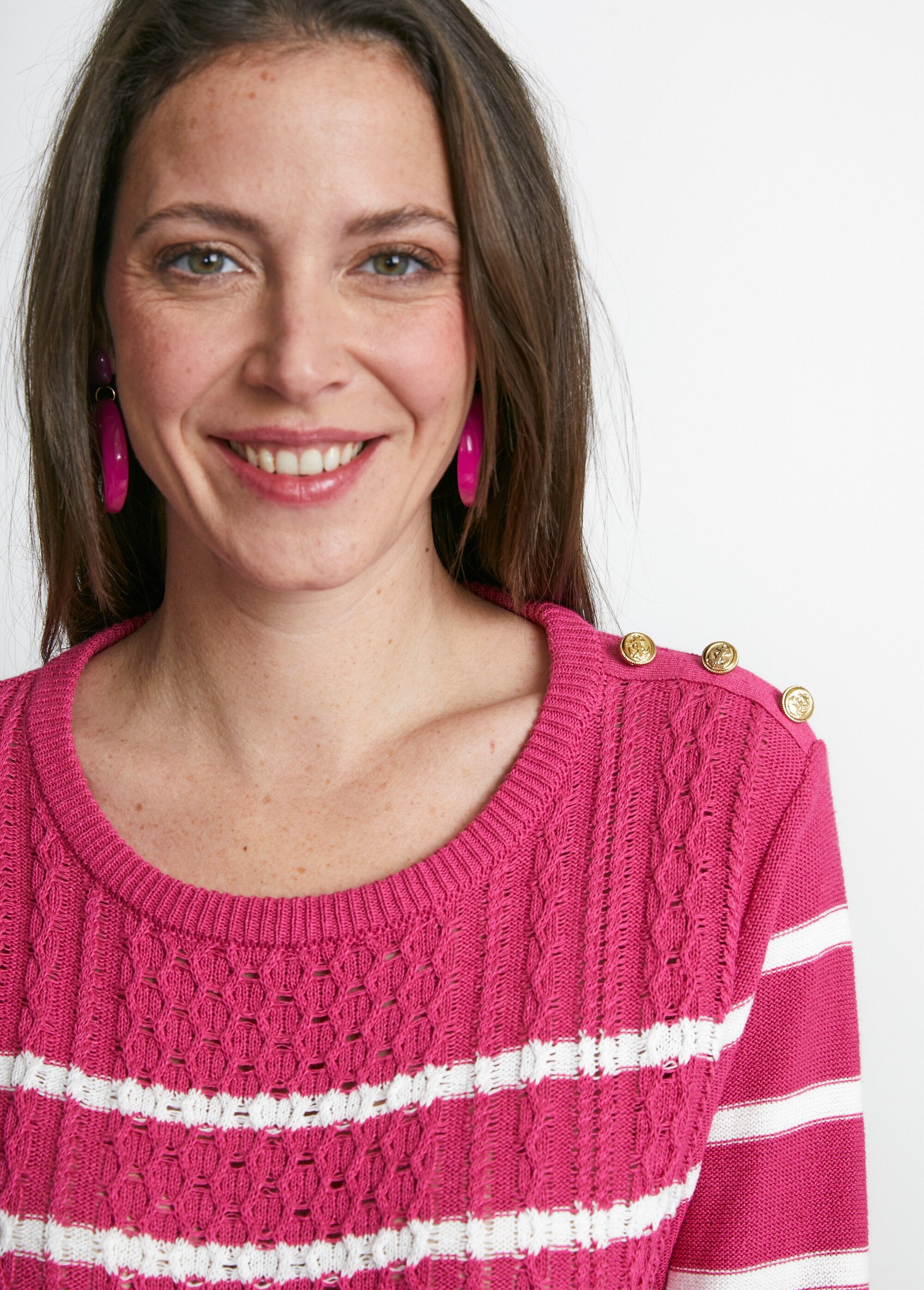 Gestreepte_trui_met_knopen_in_matrozenstijl_Framboise_et_blanc_DE1_slim