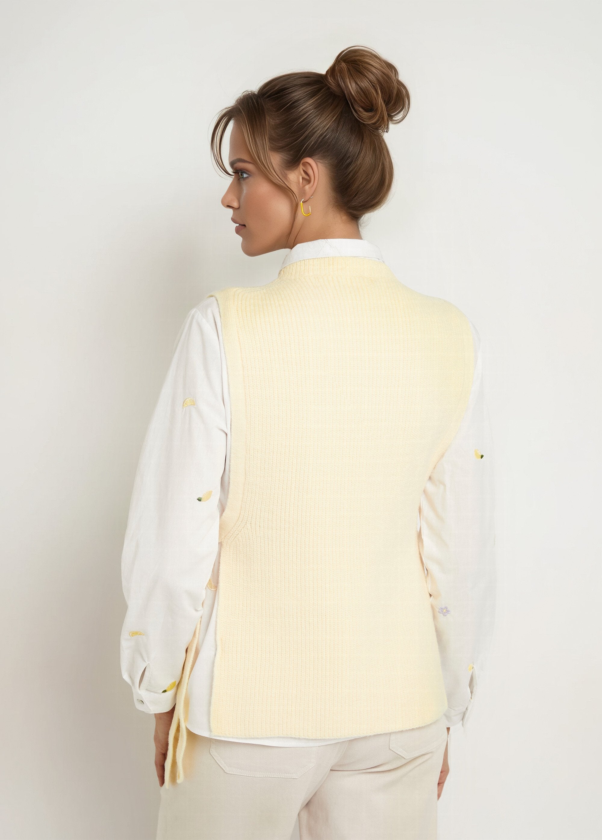 Mouwloze_trui_met_zijband_Jaune_clair_DO1_slim