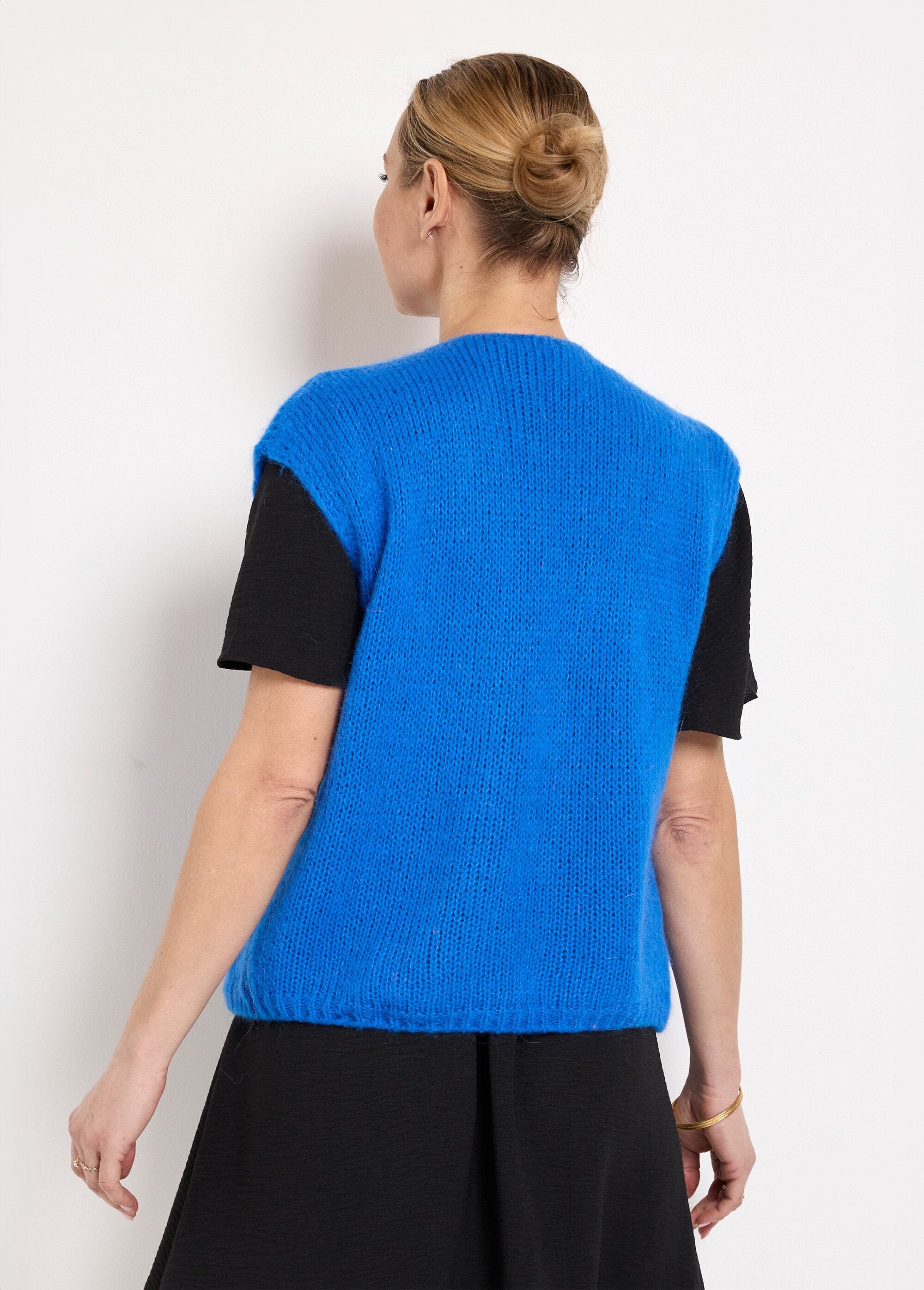 Mouwloze_rand-tot-rand_trui_van_warme_mohairwol_Bleu_vif_DO1_slim