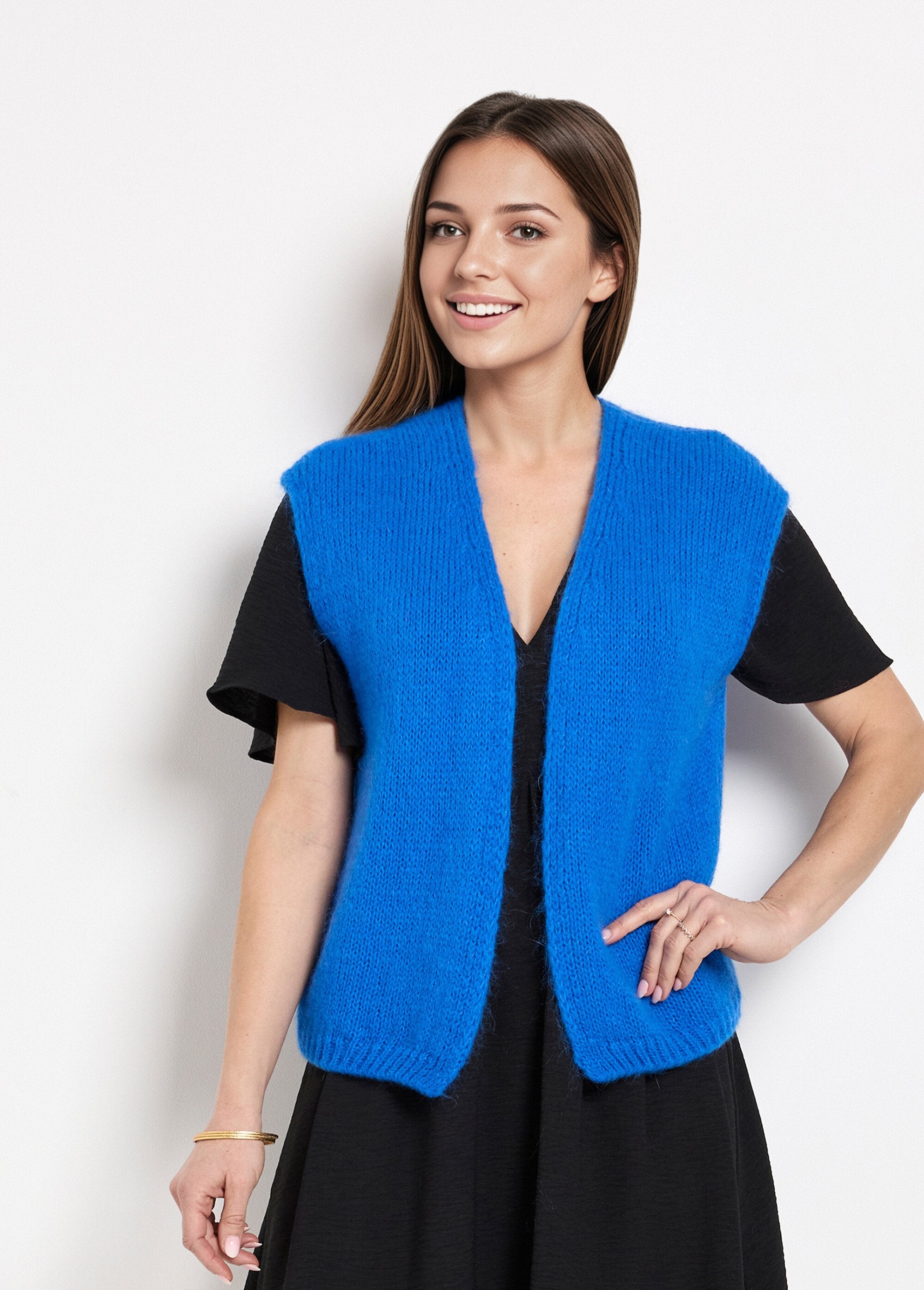 Mouwloze_rand-tot-rand_trui_van_warme_mohairwol_Bleu_vif_FA1_slim