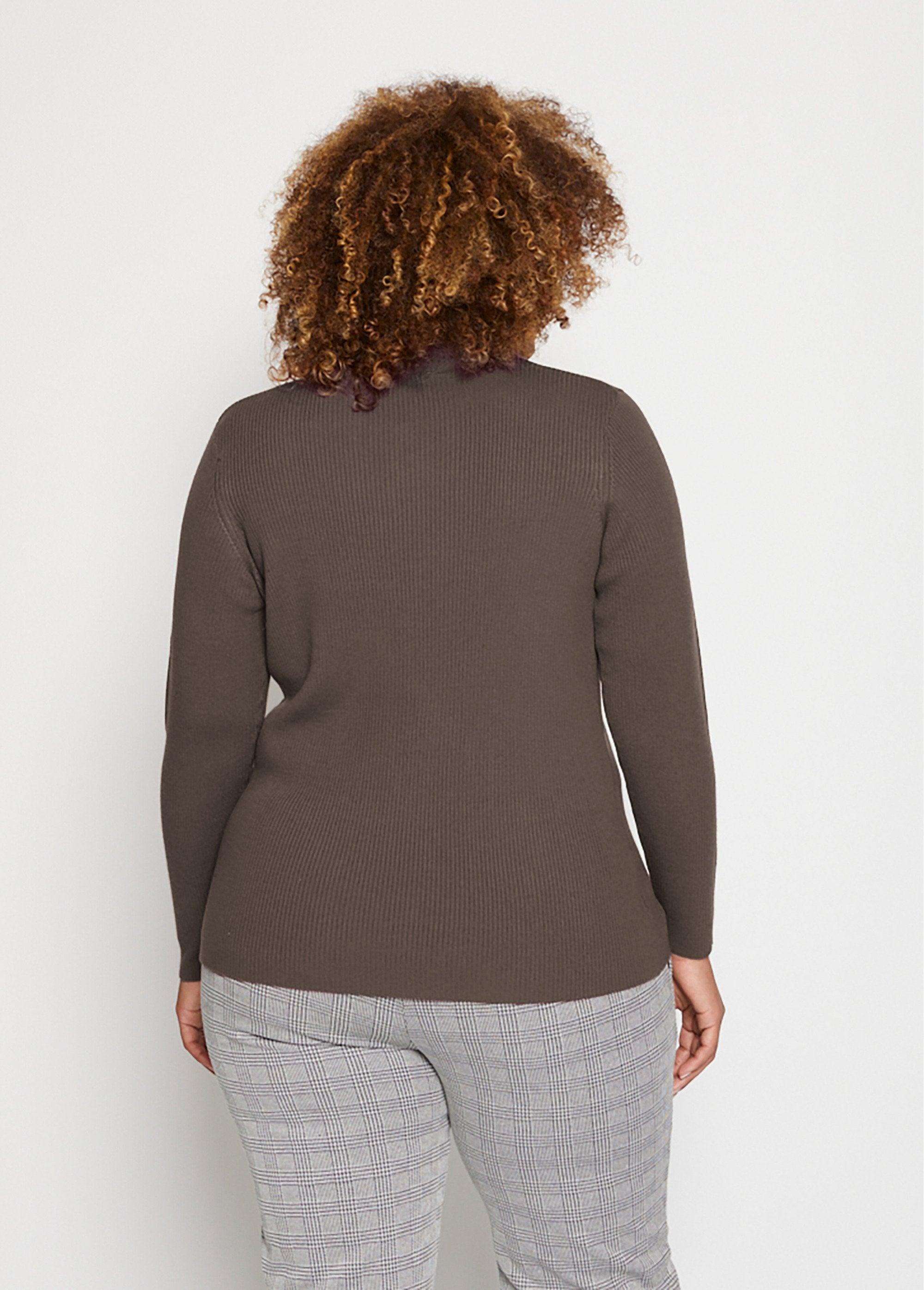 Geribde_trui_met_hoge_hals_Taupe_DO1_curvy