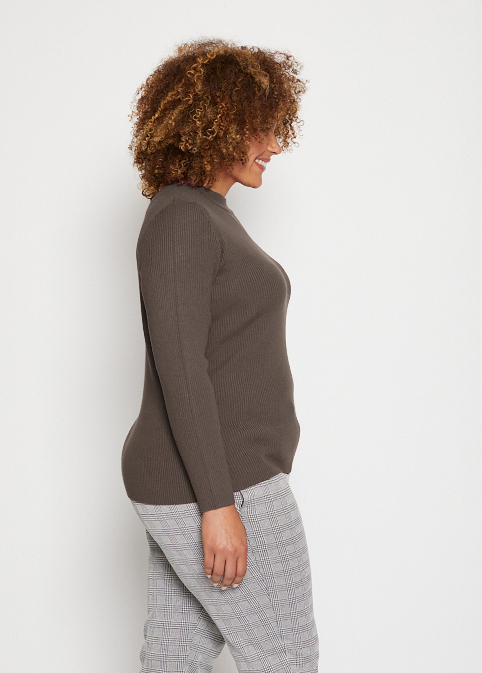 Geribde_trui_met_hoge_hals_Taupe_DR1_curvy