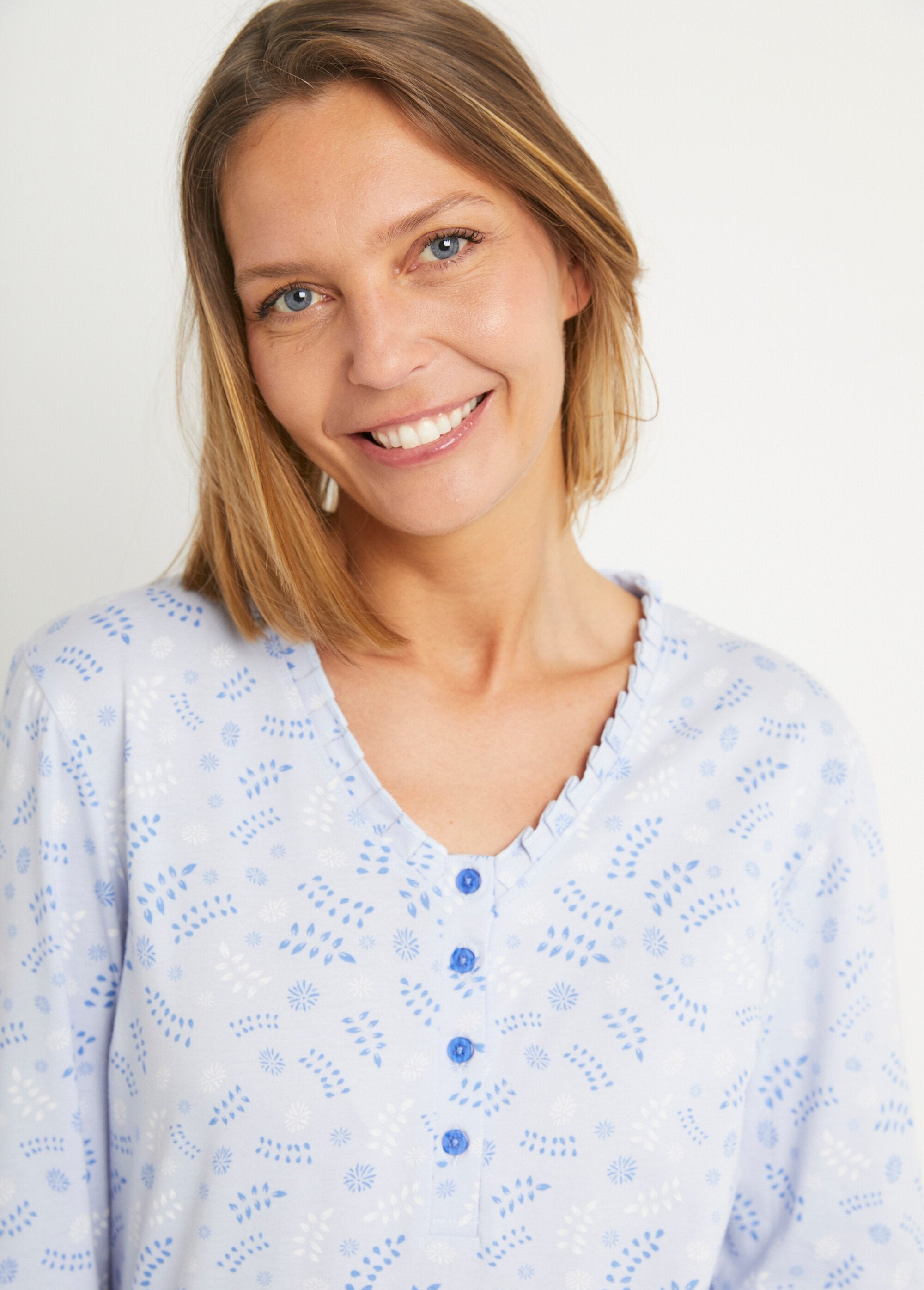 Bedrukte_katoenen_pyjama_met_knoopsluiting_en_lange_mouwen_Imprime_bleu_DE1_slim