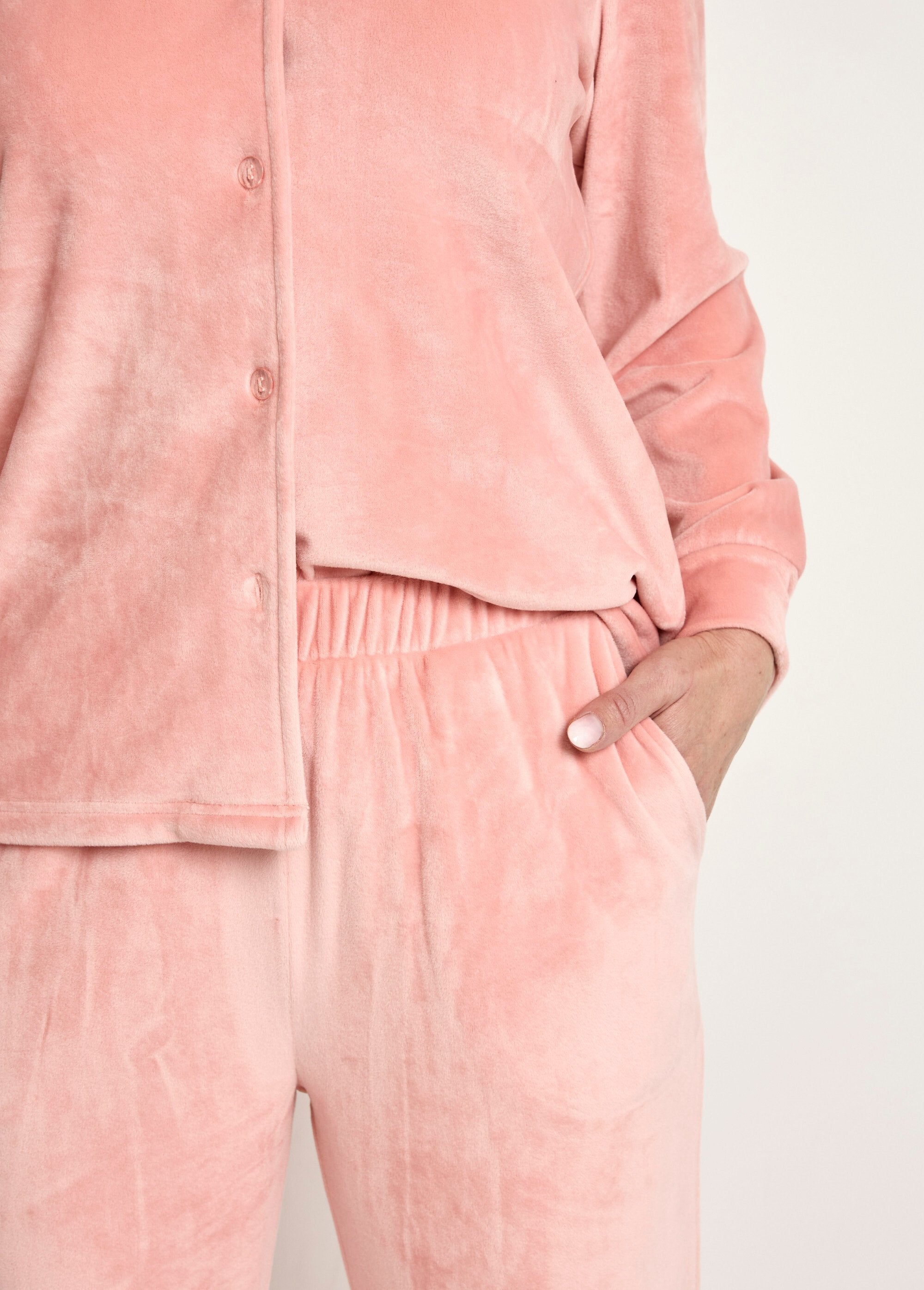 Lange_stretchfluwelen_pyjama_met_knopen_Rose_DE2_slim