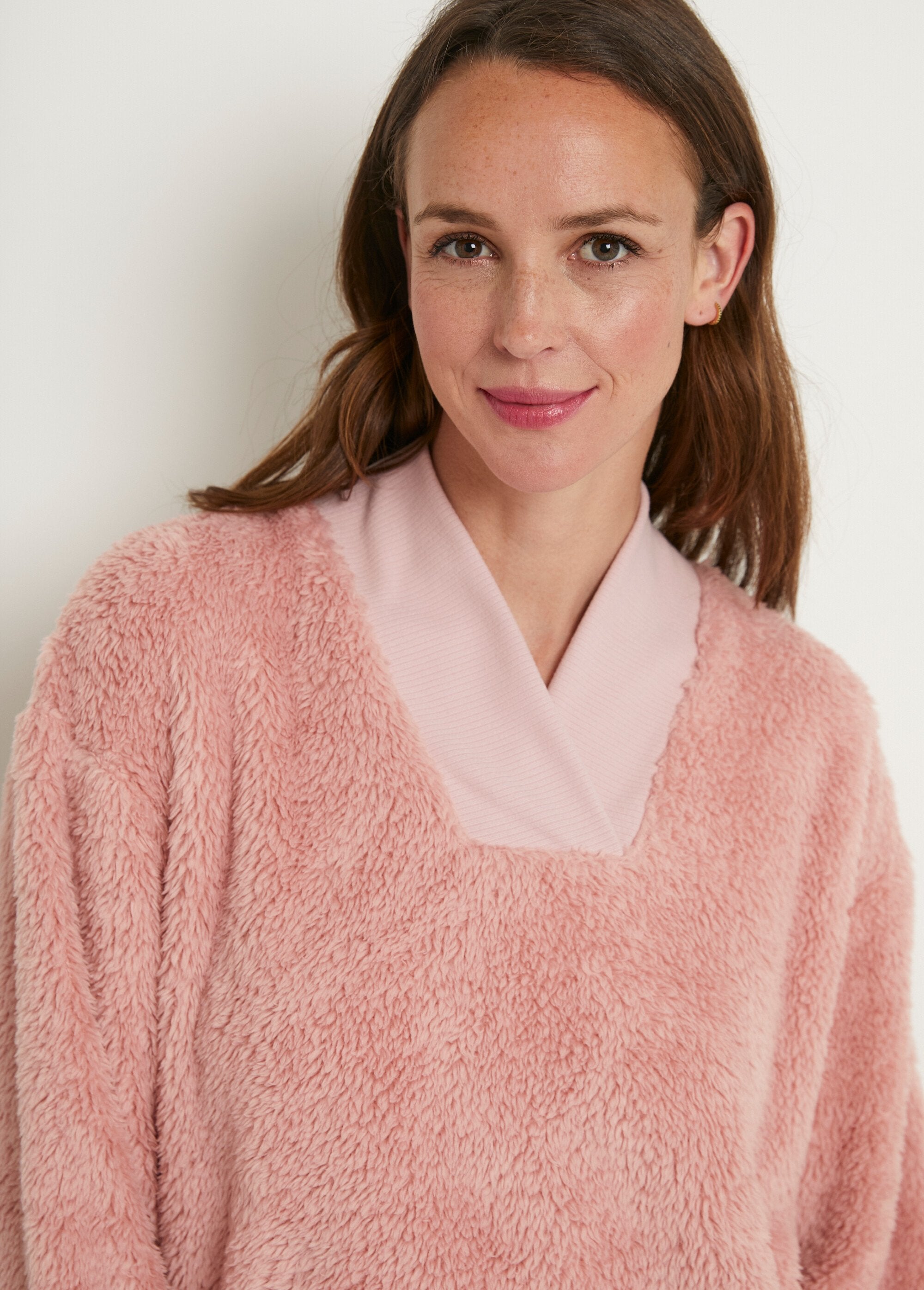 Pyjama_uni_chaud_col_V_manches_longues_peluche_Vieux_rose_DE2_slim