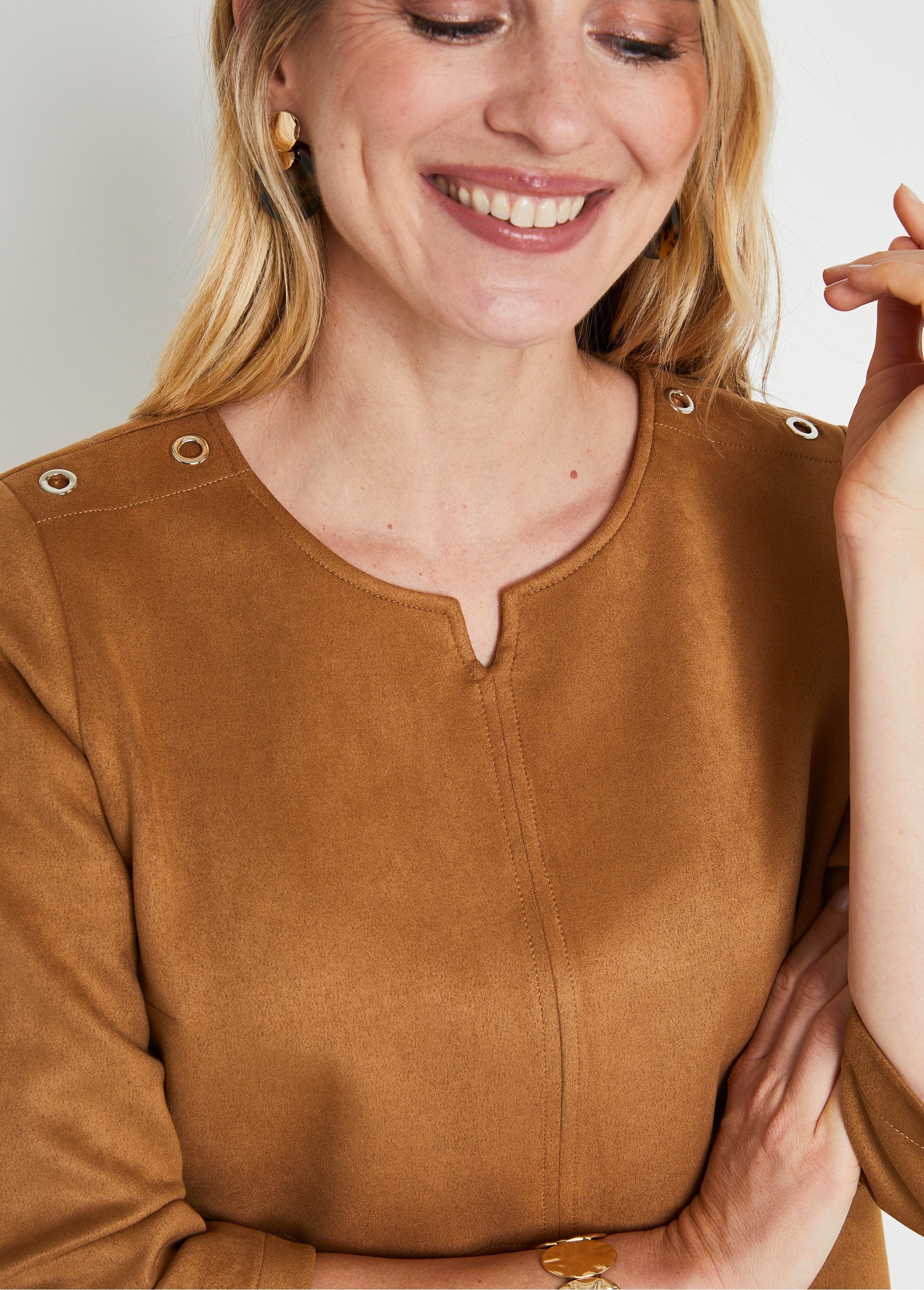 Robe_ample_courte_en_tissu_suédé_uni_Camel_DE1_slim