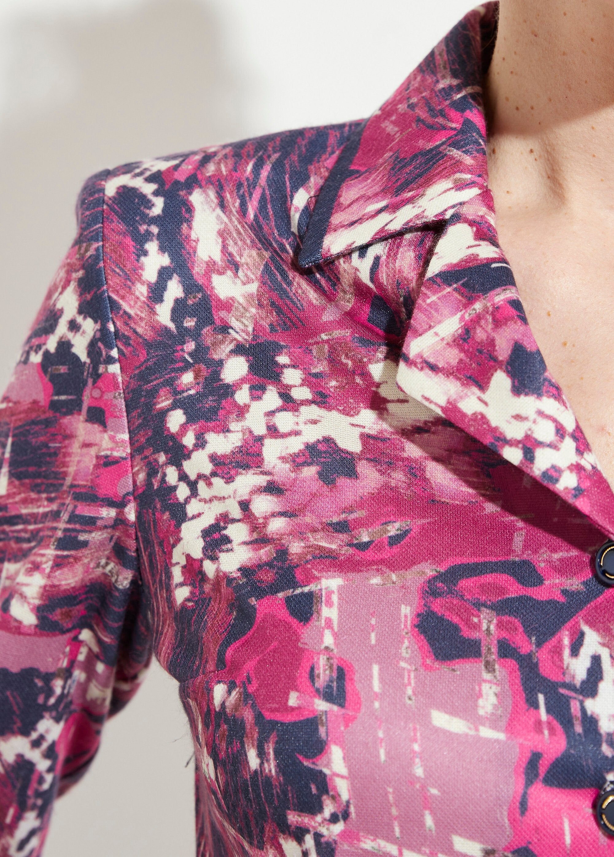 Jurk_met_knoopsluiting_en_bedrukte_tailorkraag_Rose_et_marine_DE2_slim