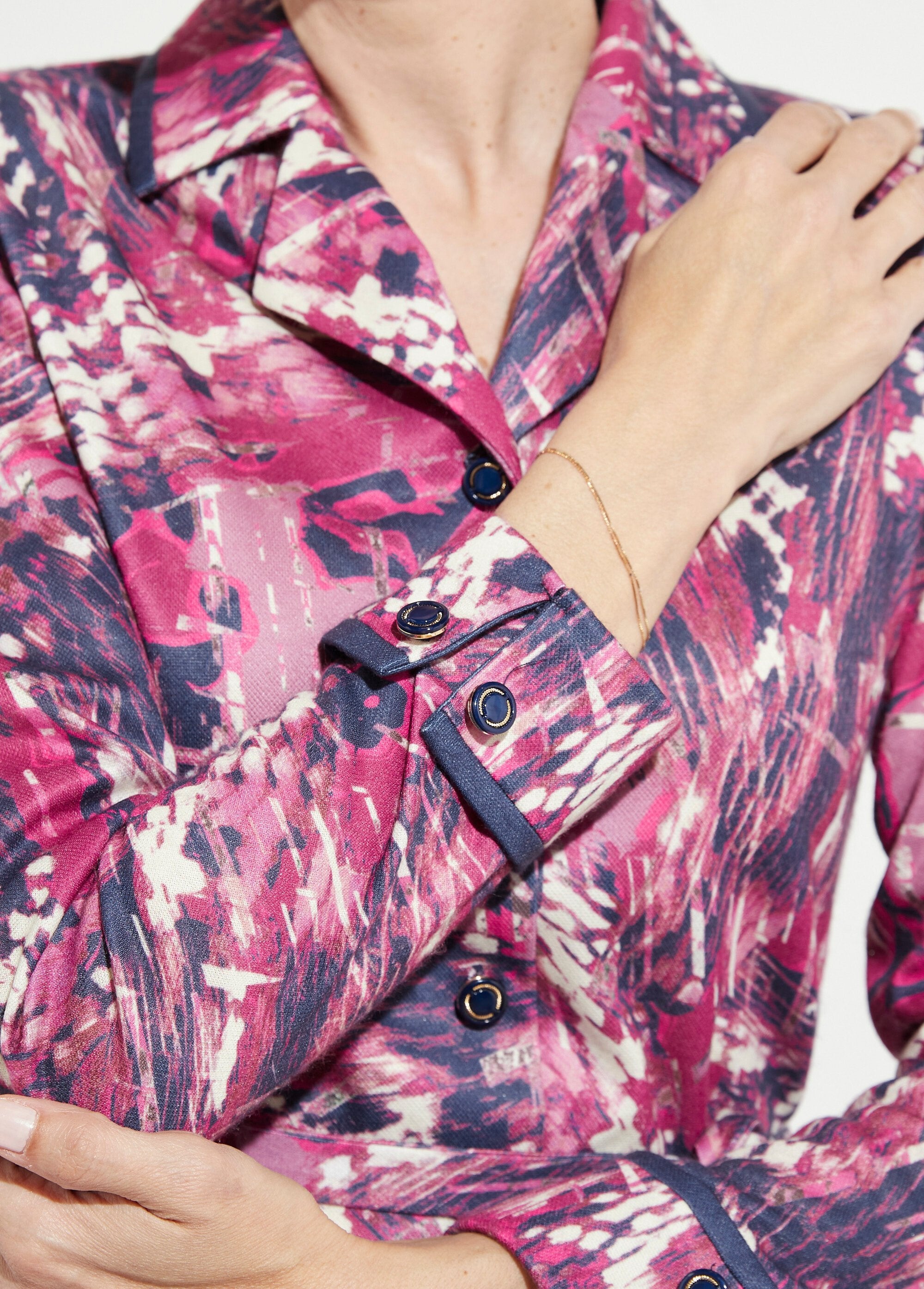 Jurk_met_knoopsluiting_en_bedrukte_tailorkraag_Rose_et_marine_DE3_slim