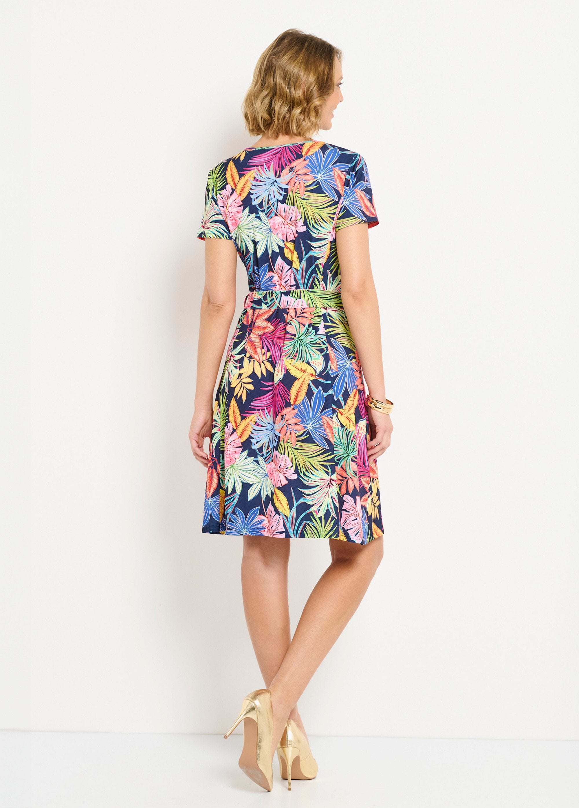 Korte_uitlopende_V-hals_jurk_met_bladprint_Marine_et_rose_DO1_slim