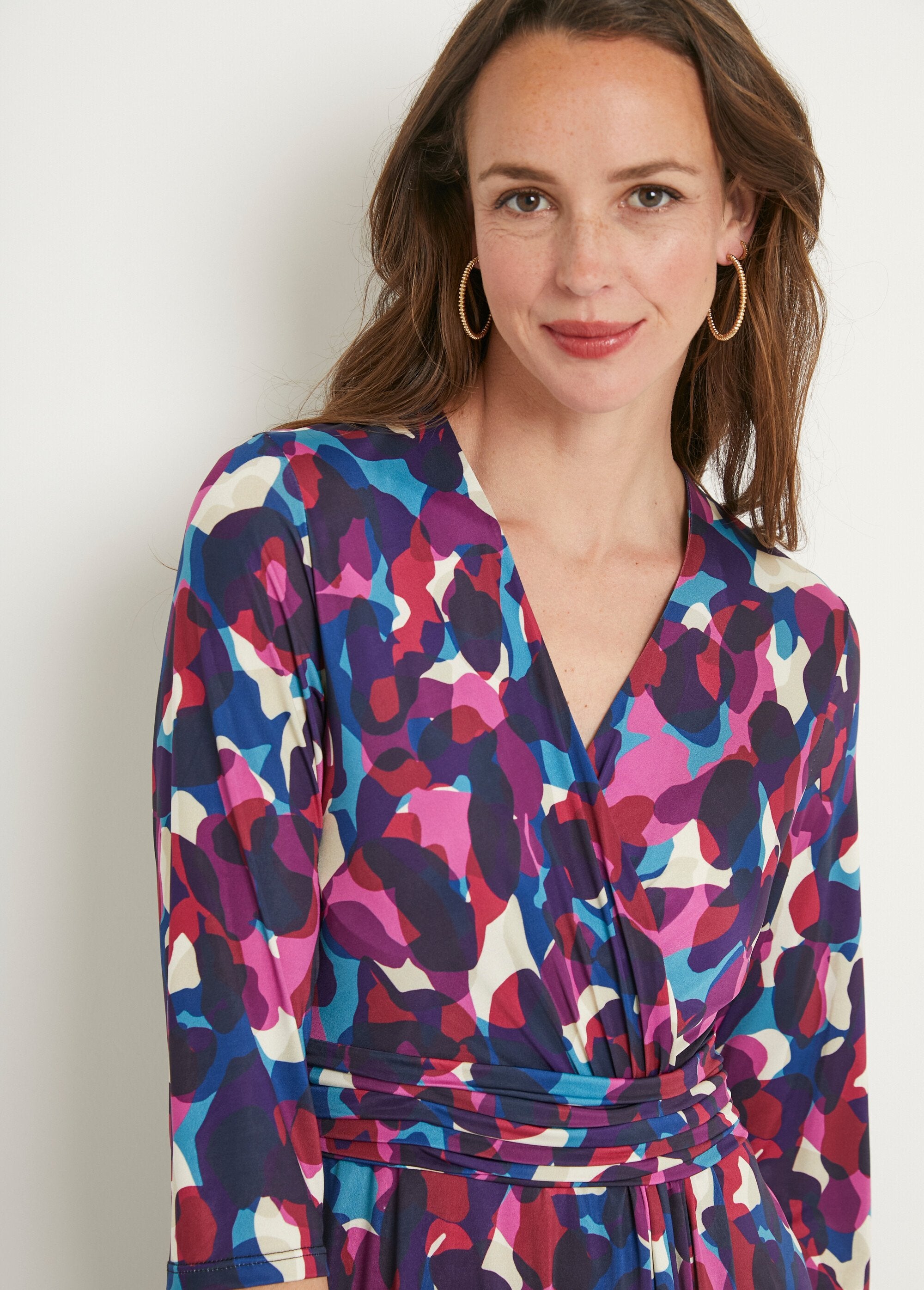 Robe_cache-coeur_courte_évasée_maille_imprimée_Rose_et_bleu_DE1_slim