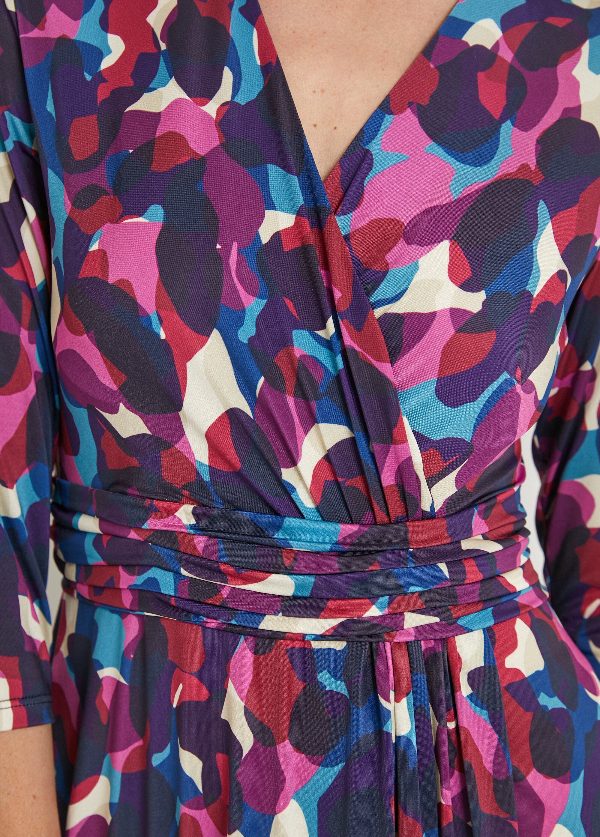 Robe_cache-coeur_courte_évasée_maille_imprimée_Rose_et_bleu_DE2_slim