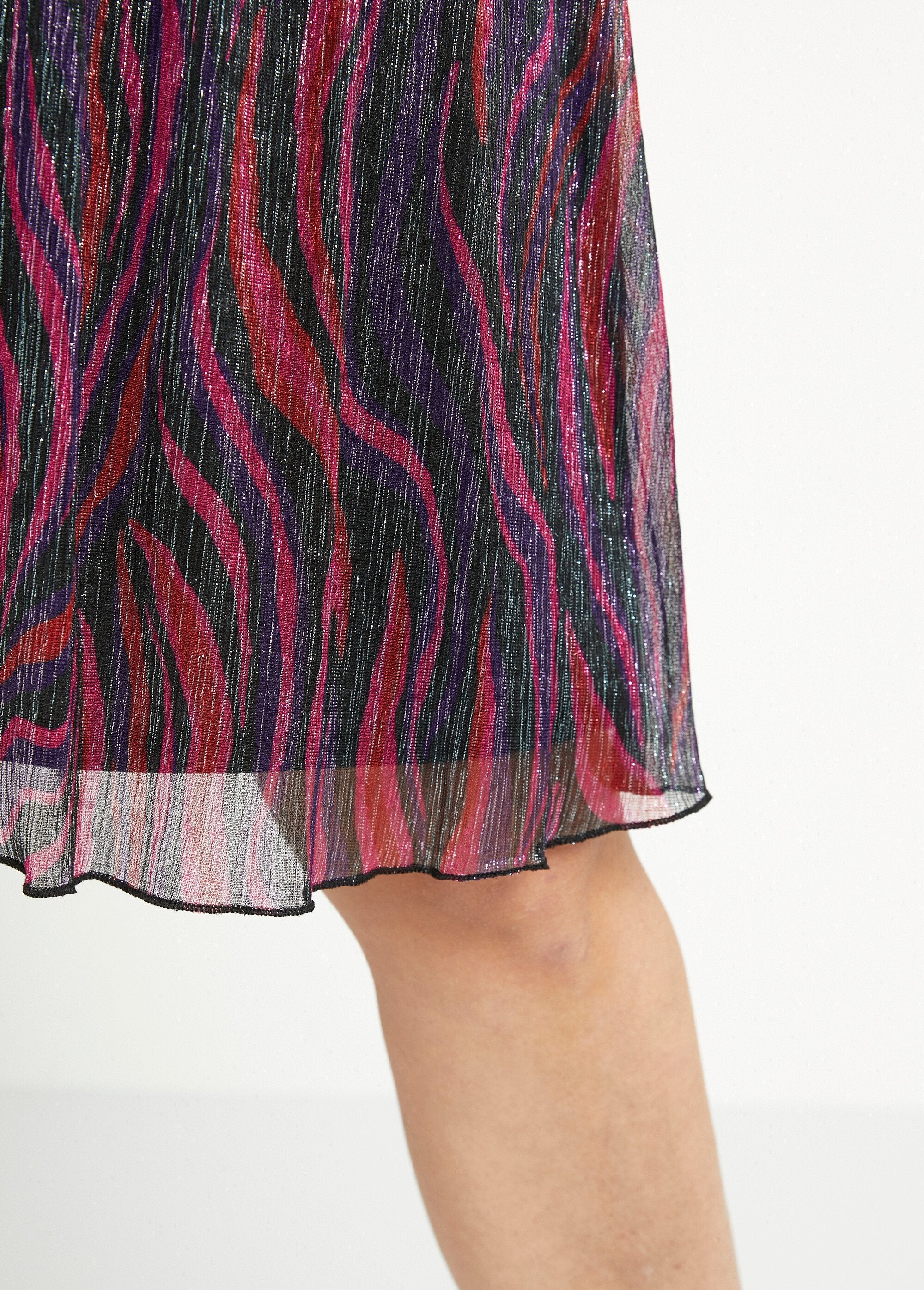 Robe_cache-coeur_courte_maille_résille_plissée_imprimée_Noir_et_rose_DE3_slim