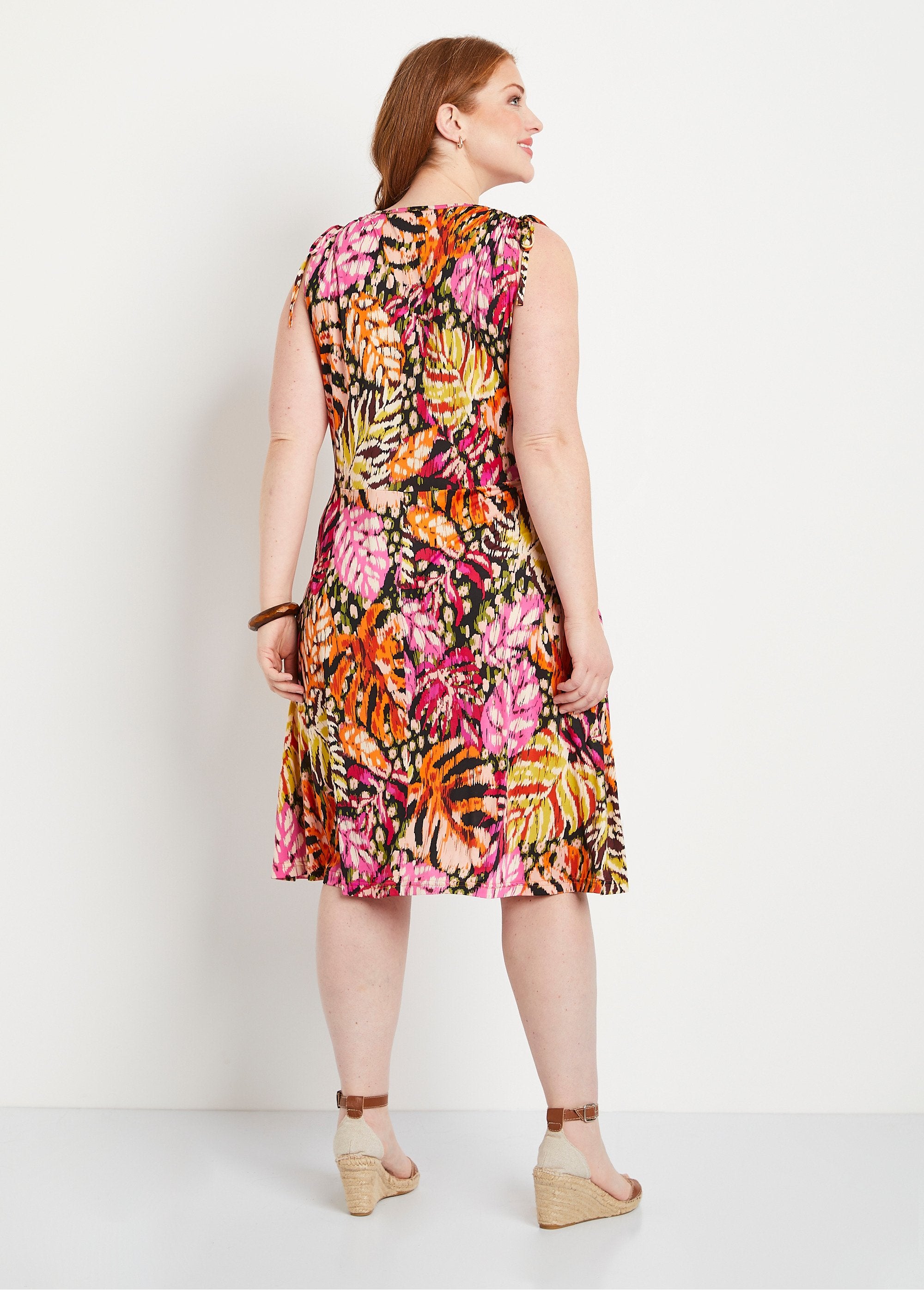 Robe_cache-coeur_courte_nouettes_épaules_Rose_et_vert_DO1_curvy