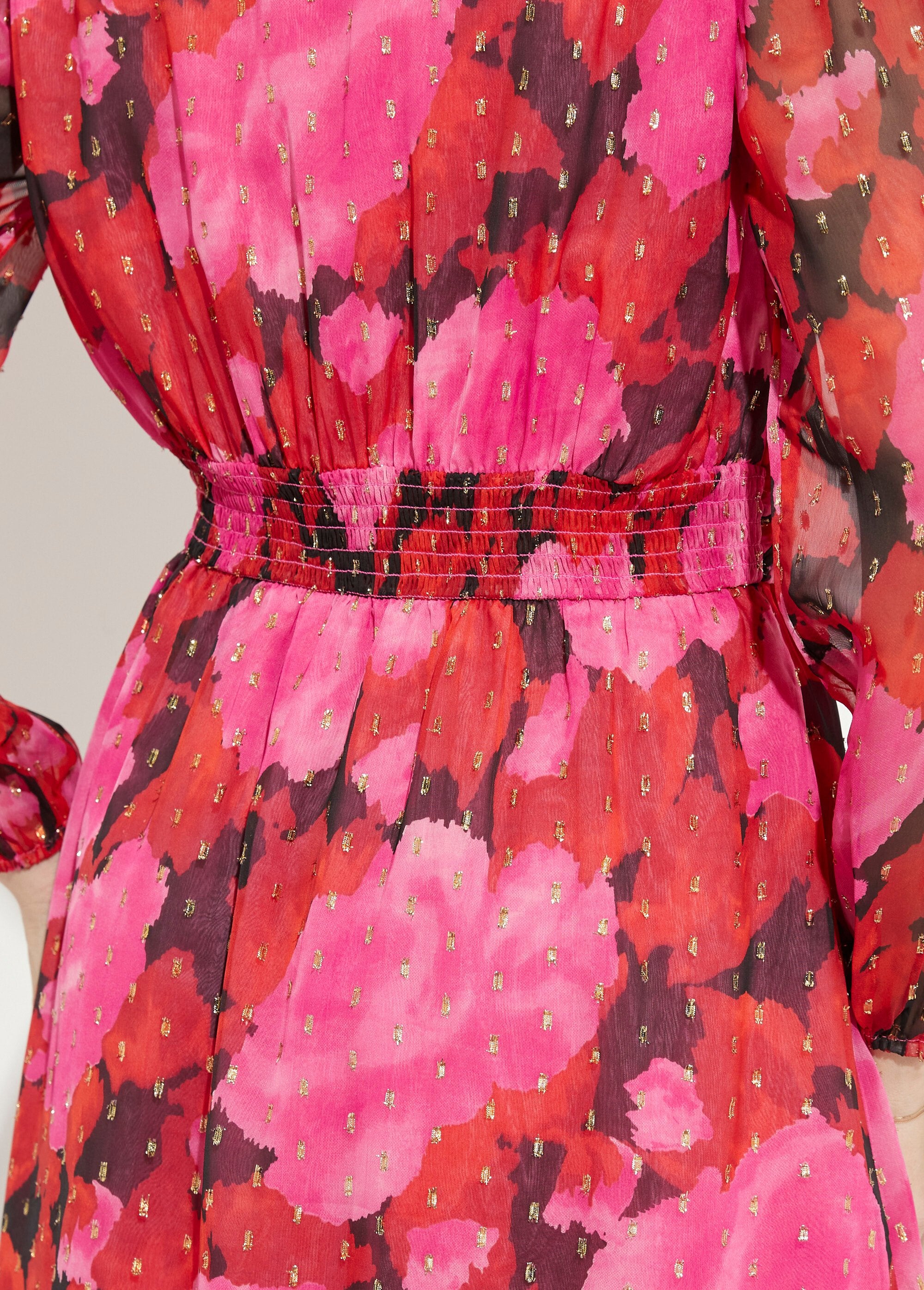 Robe_cache-coeur_courte_voile_imprimé_motifs_dorés_Rouge_et_noir_DE2_slim