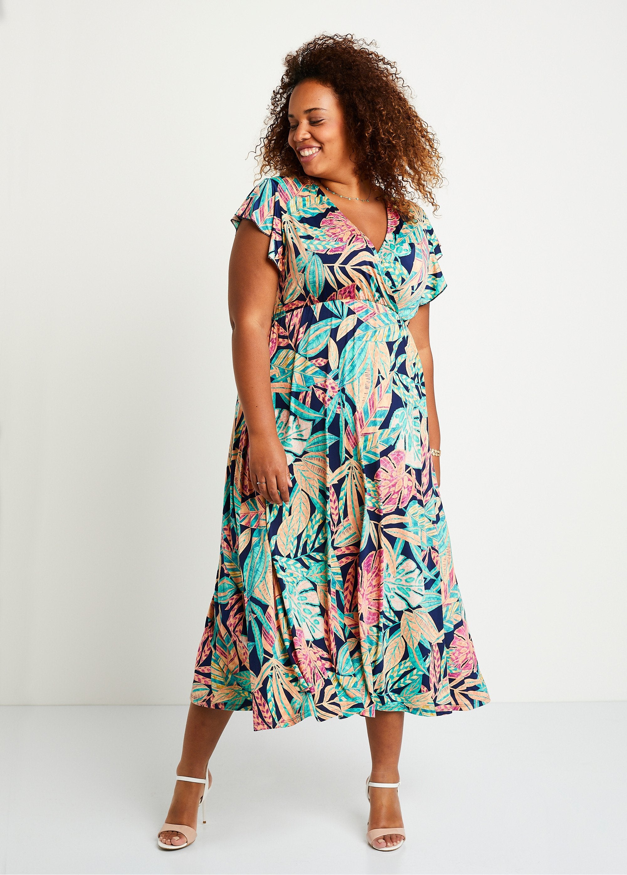 Robe_cache-coeur_longue_feuillage_Vert_et_rose_FA1_curvy