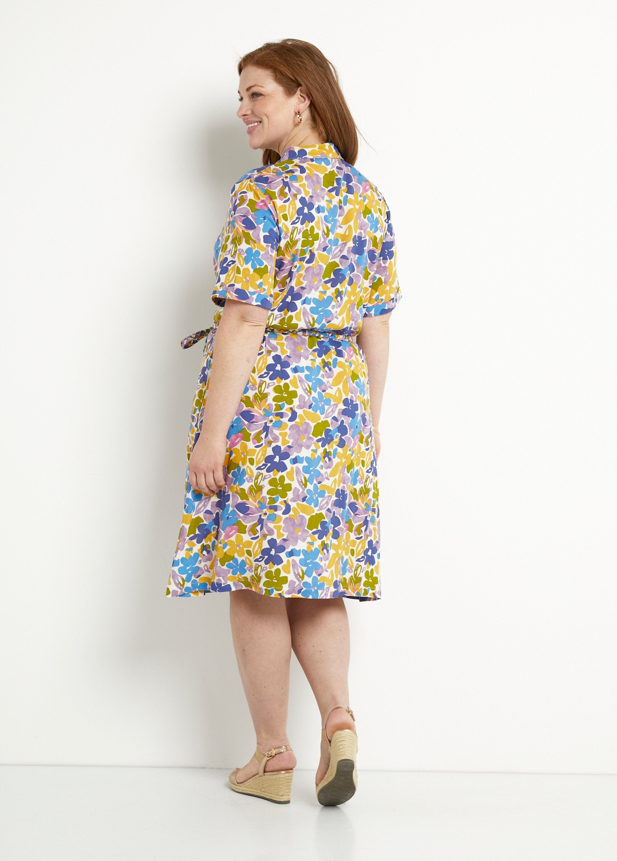 Korte_rechte_blousejurk_met_bloemen_Multicolore_DO1_curvy
