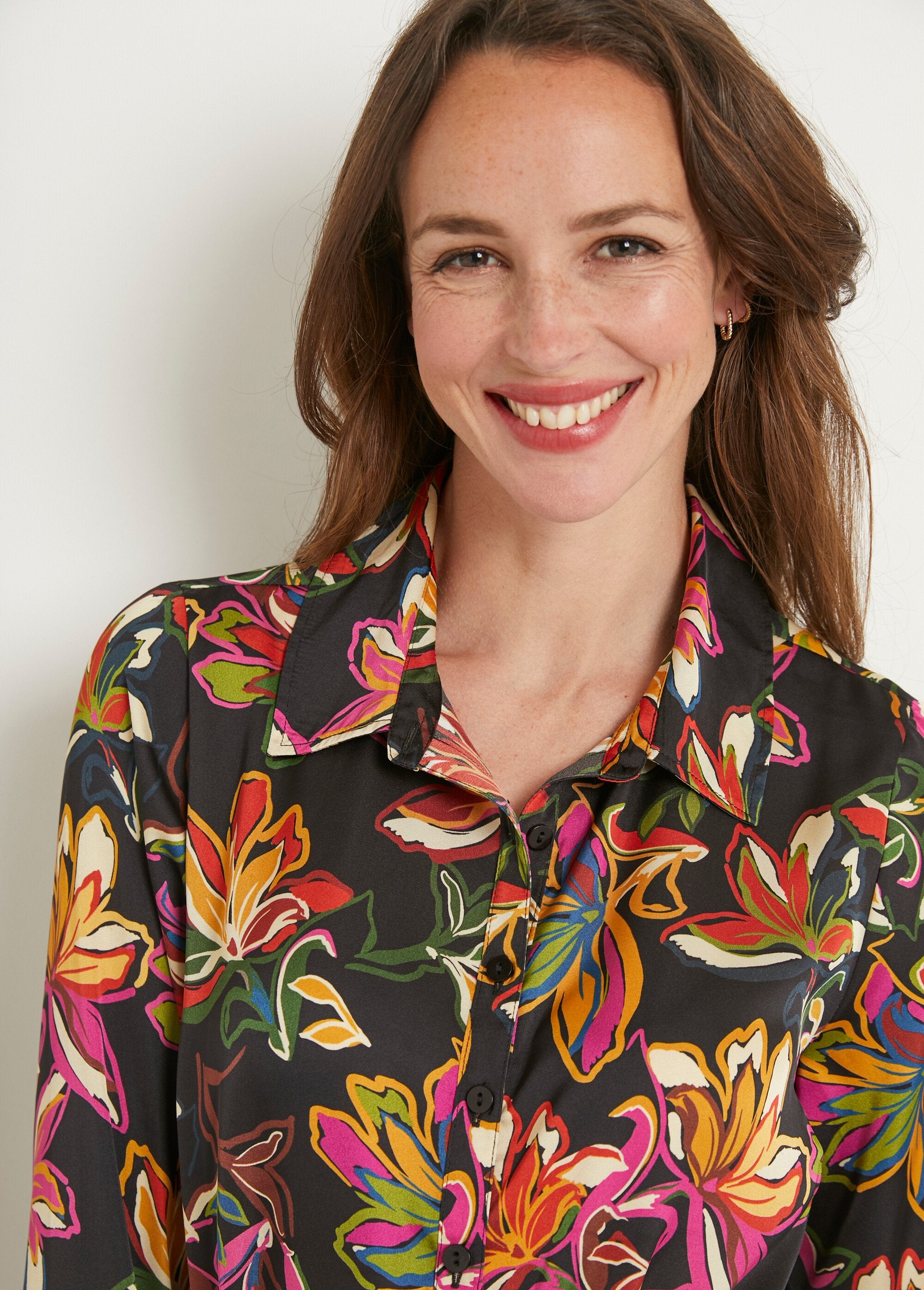 Robe_chemisier_courte_satin_fleuri_manches_longues_Noir_et_rose_DE1_slim