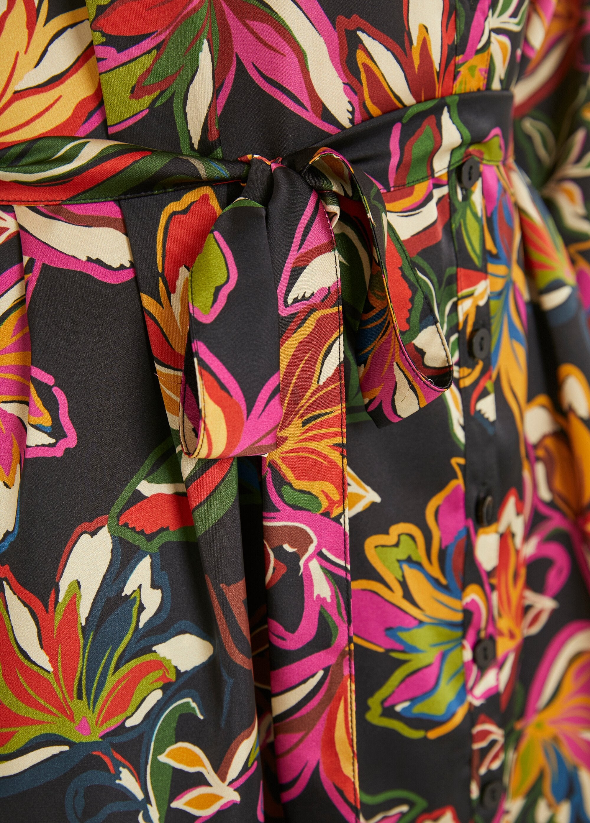 Robe_chemisier_courte_satin_fleuri_manches_longues_Noir_et_rose_DE3_slim