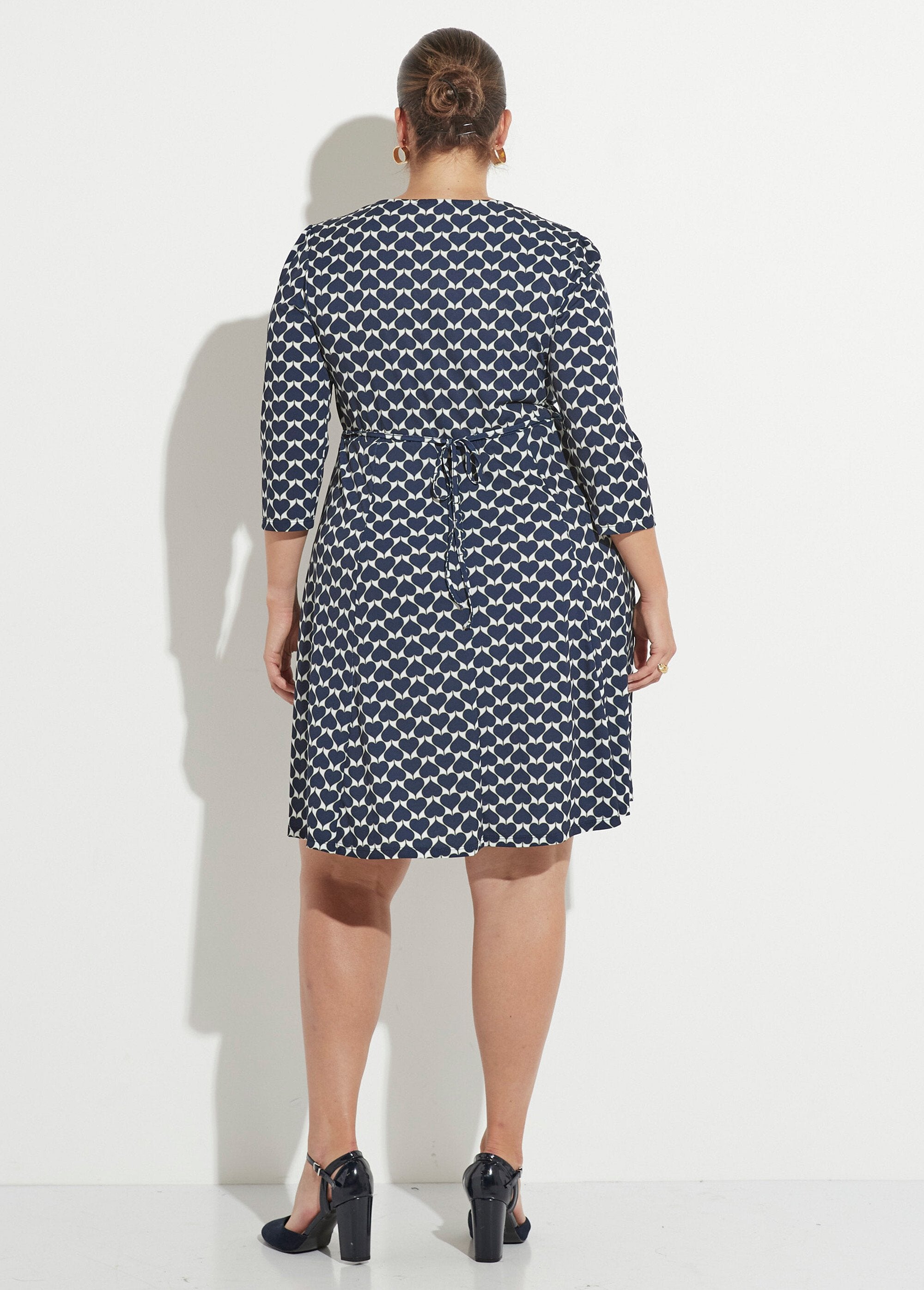 Robe_col_V_boutonné_fluide_coeurs_Marine_DO1_curvy