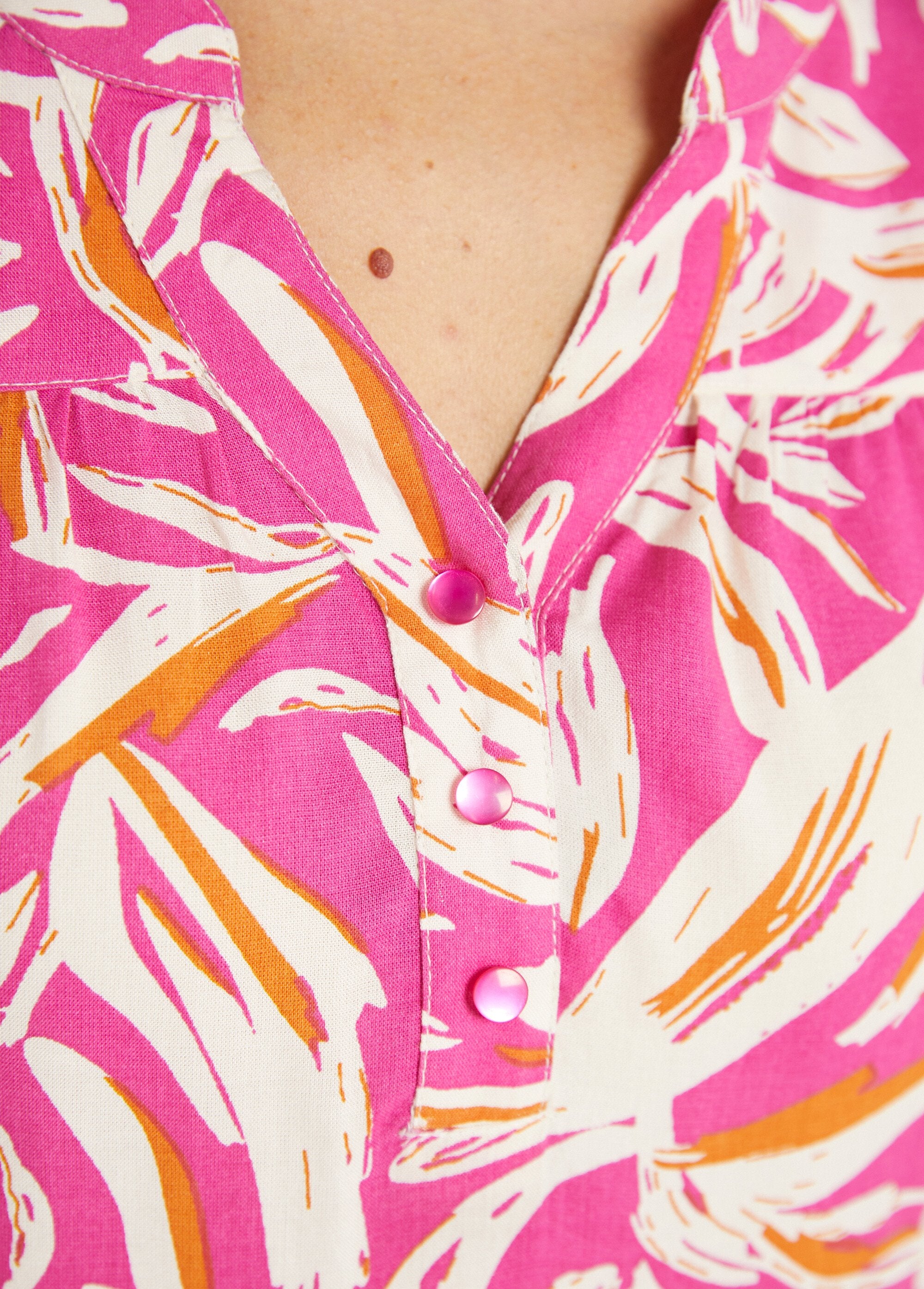 Jurk_met_korte_mouwen_en_bedrukte_V-hals_met_knoopsluiting_Rose_et_blanc_DE2_slim