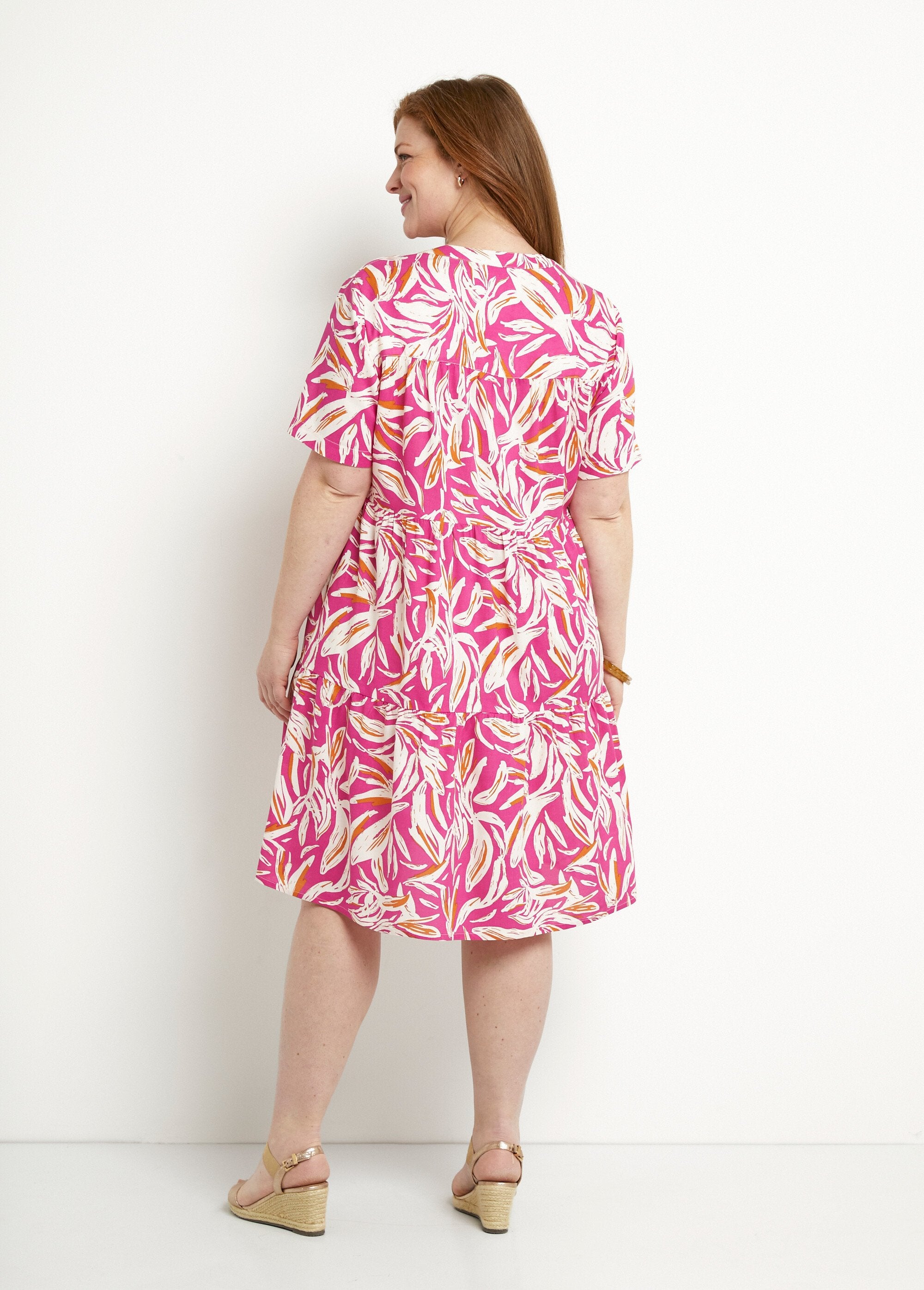 Jurk_met_korte_mouwen_en_bedrukte_V-hals_met_knoopsluiting_Rose_et_blanc_DO1_curvy