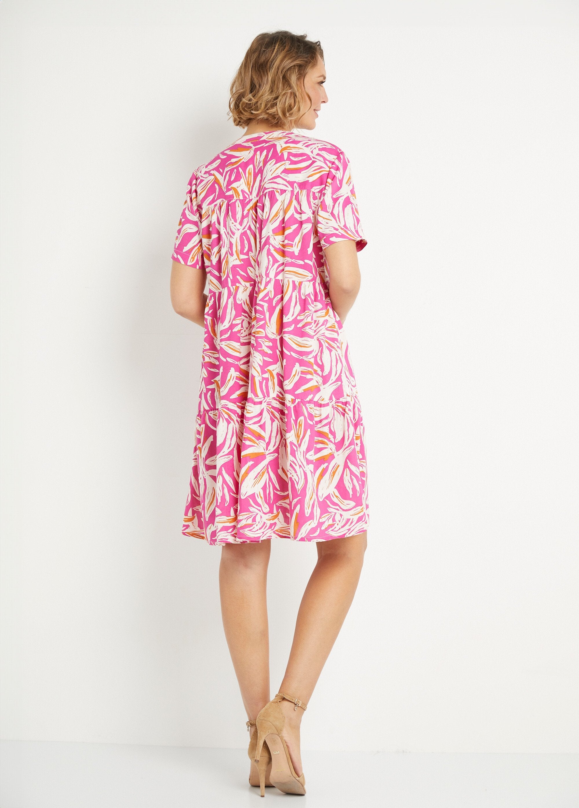 Jurk_met_korte_mouwen_en_bedrukte_V-hals_met_knoopsluiting_Rose_et_blanc_DO1_slim