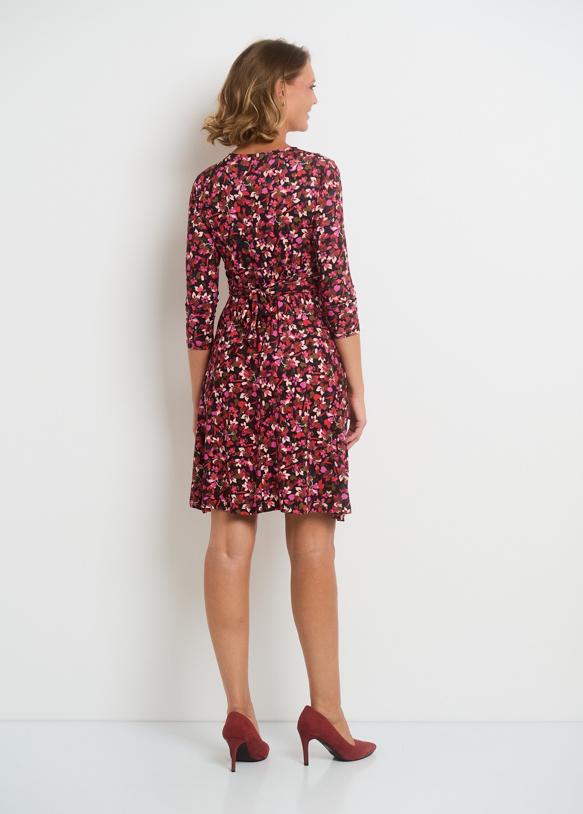 Robe_col_V_taille_drapée_imprimé_fleuri_Rouge_et_noir_DO1_slim