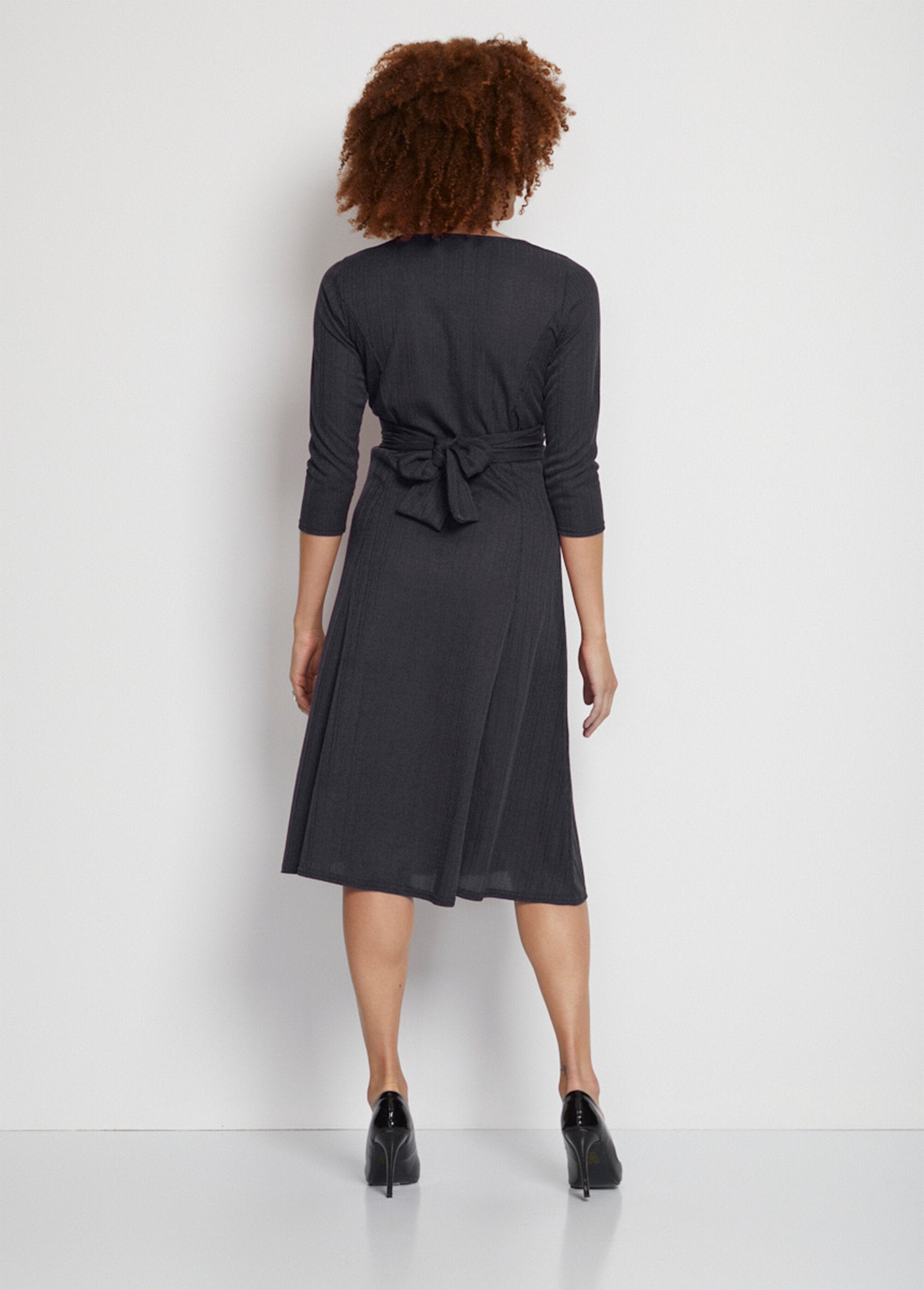 Robe_courte_cache-coeur_en_maille_Noir_DO1_slim