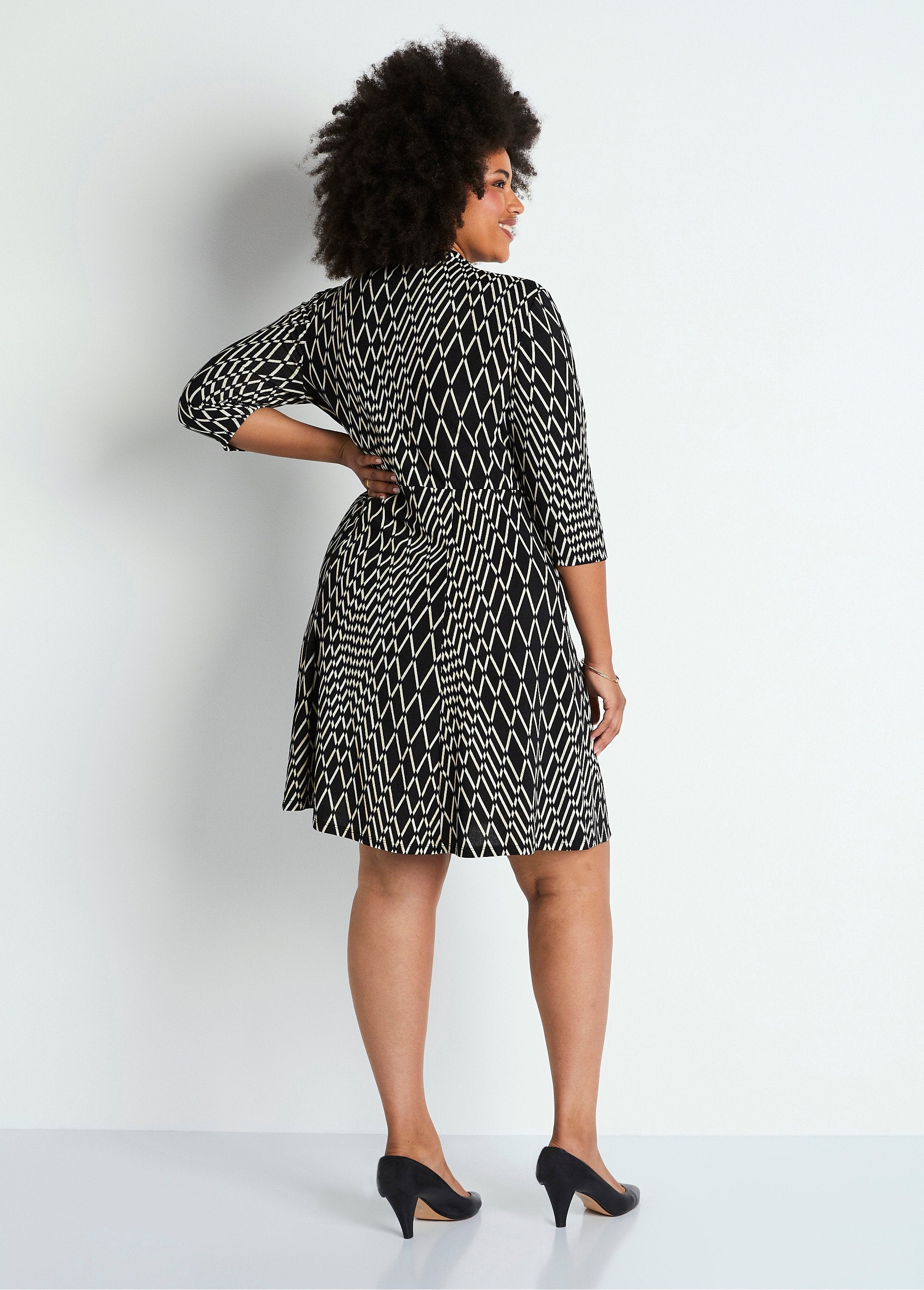 Robe_courte_cache-coeur_manches_3/4_Noir_blanc_DO1_curvy