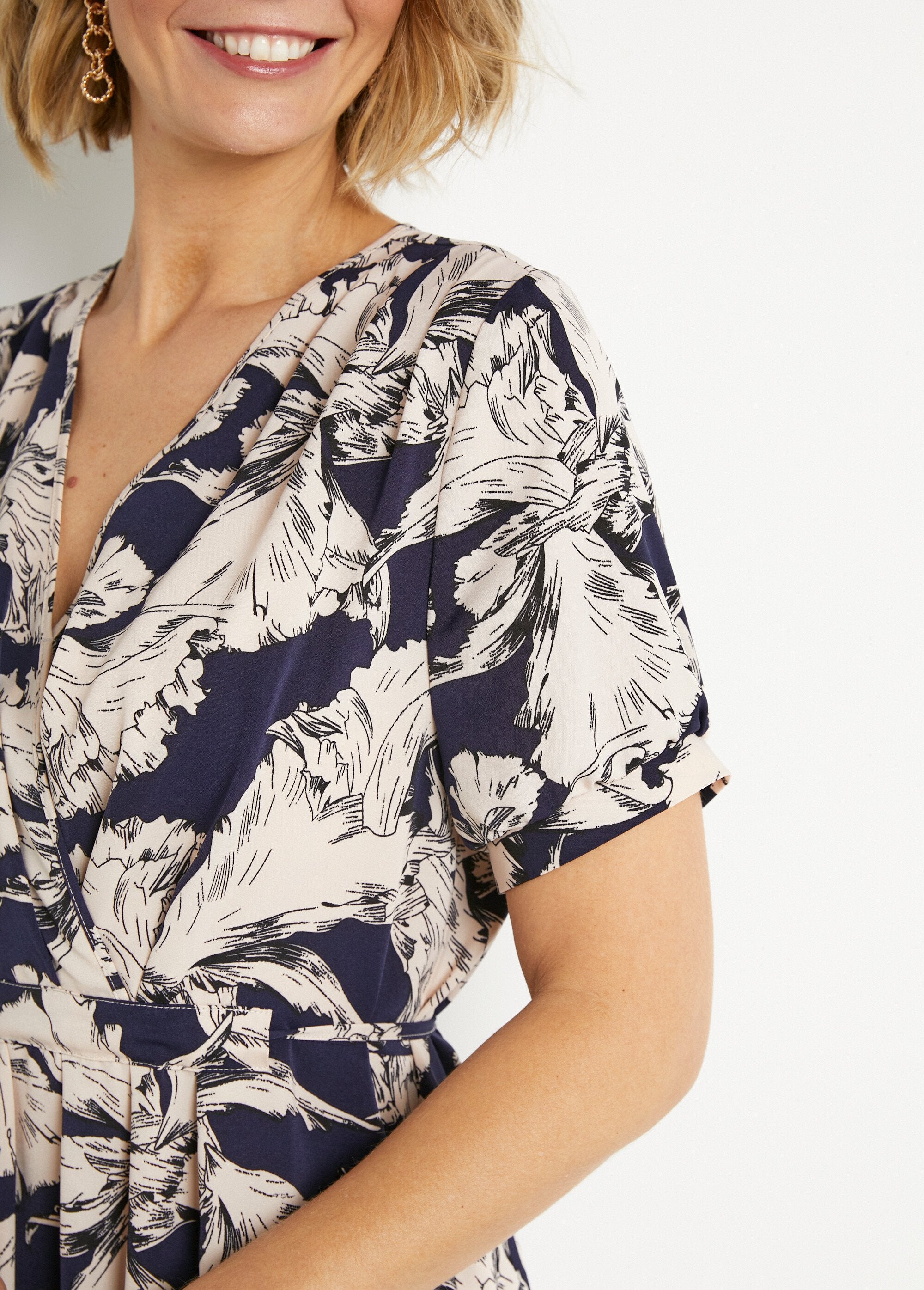 Robe_courte_cache-coeur_fluide_motif_graphique_Marine_et_blanc_DE1_slim