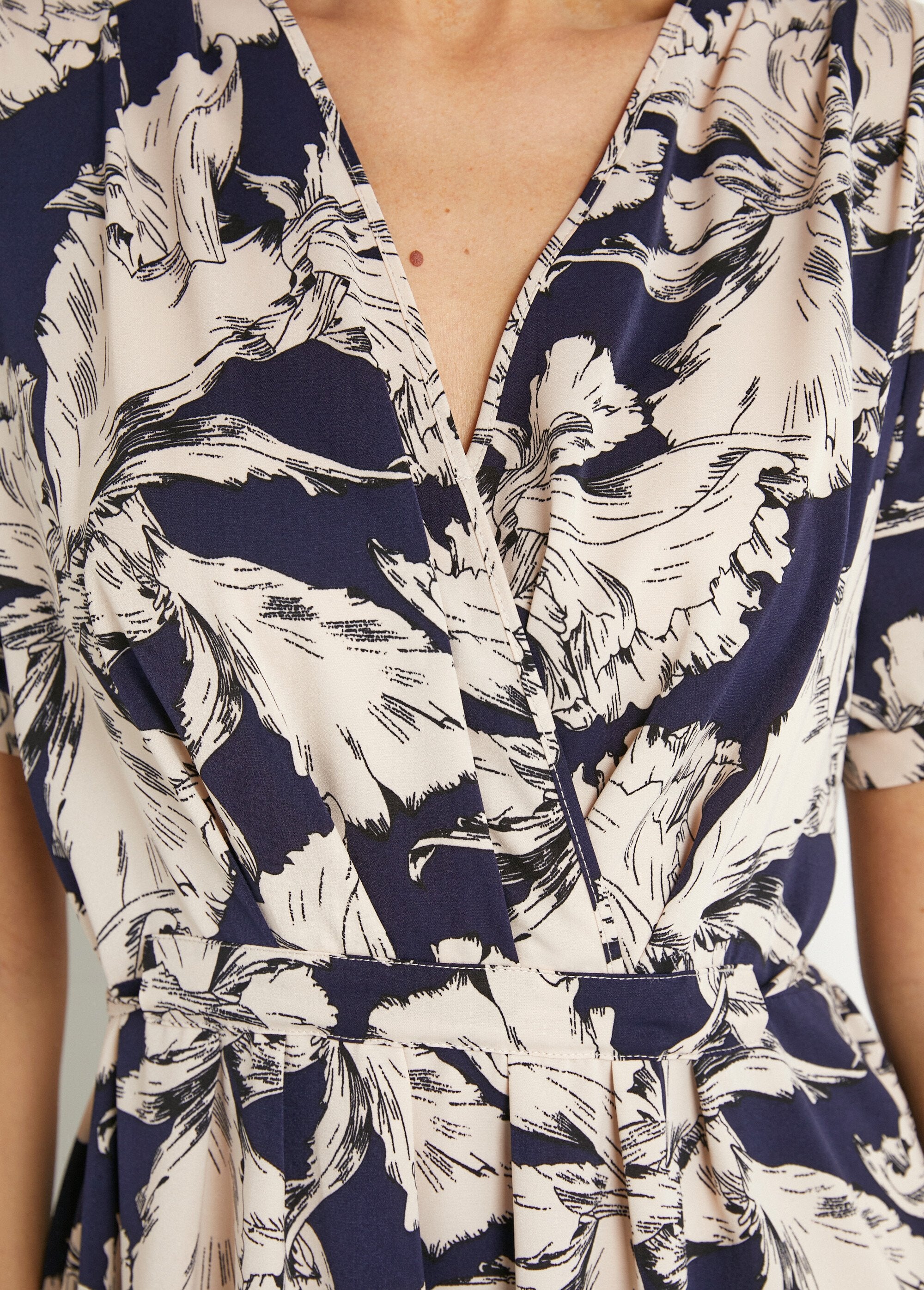 Robe_courte_cache-coeur_fluide_motif_graphique_Marine_et_blanc_DE2_slim