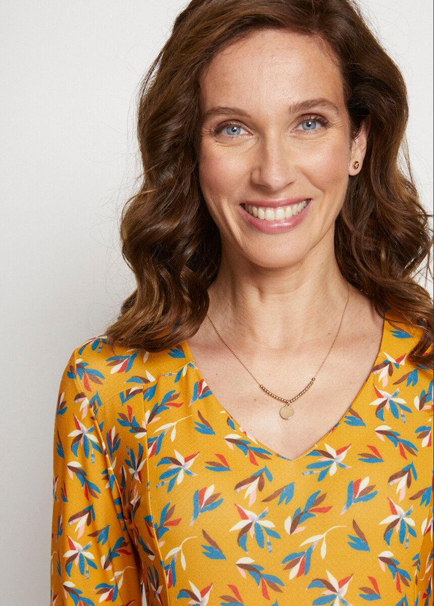 Korte_jurk_met_riem,_V-hals,_3/4_mouwen_Imprime_ocre_feuille_DE1_slim