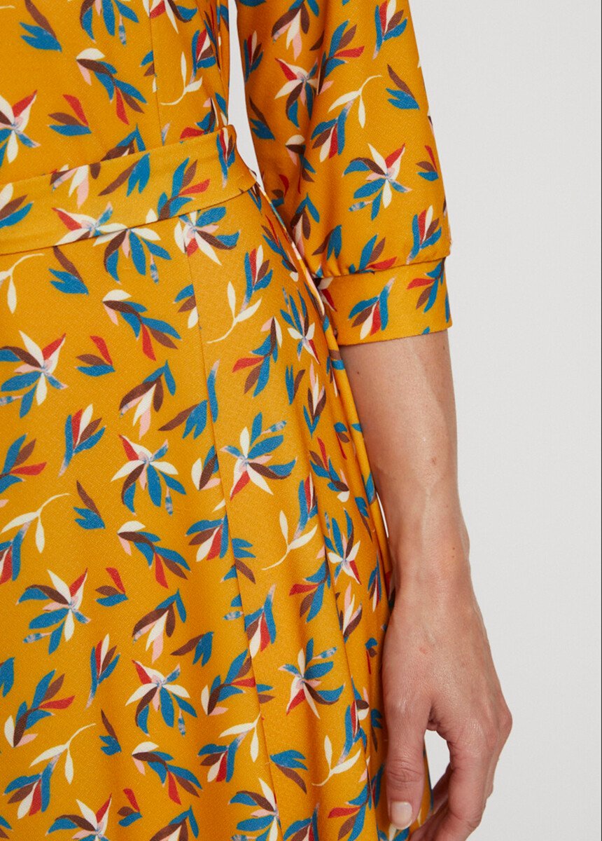 Korte_jurk_met_riem,_V-hals,_3/4_mouwen_Imprime_ocre_feuille_DE3_slim