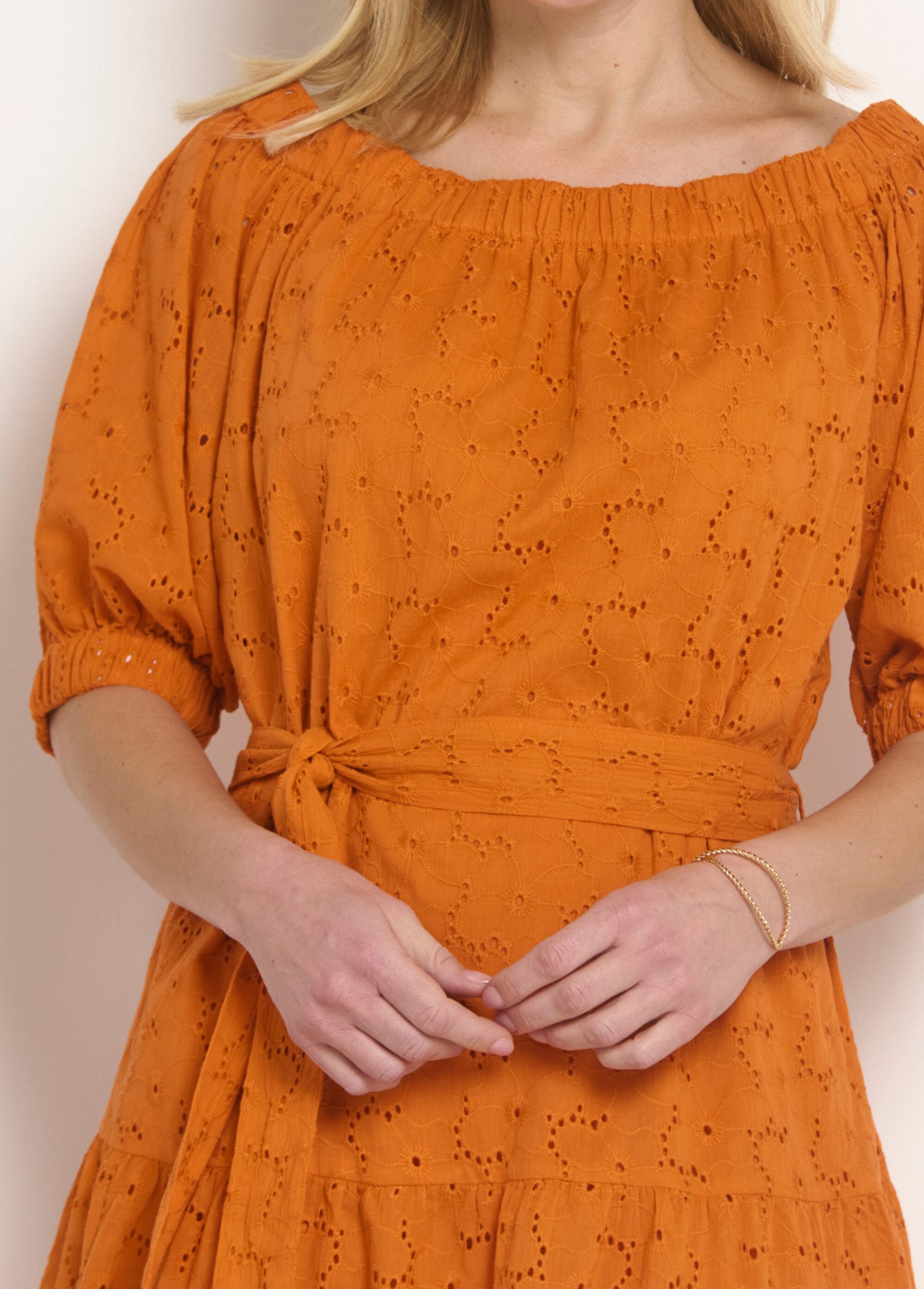 Robe_courte_col_Bardot_broderie_anglaise_Orange_DE1_slim