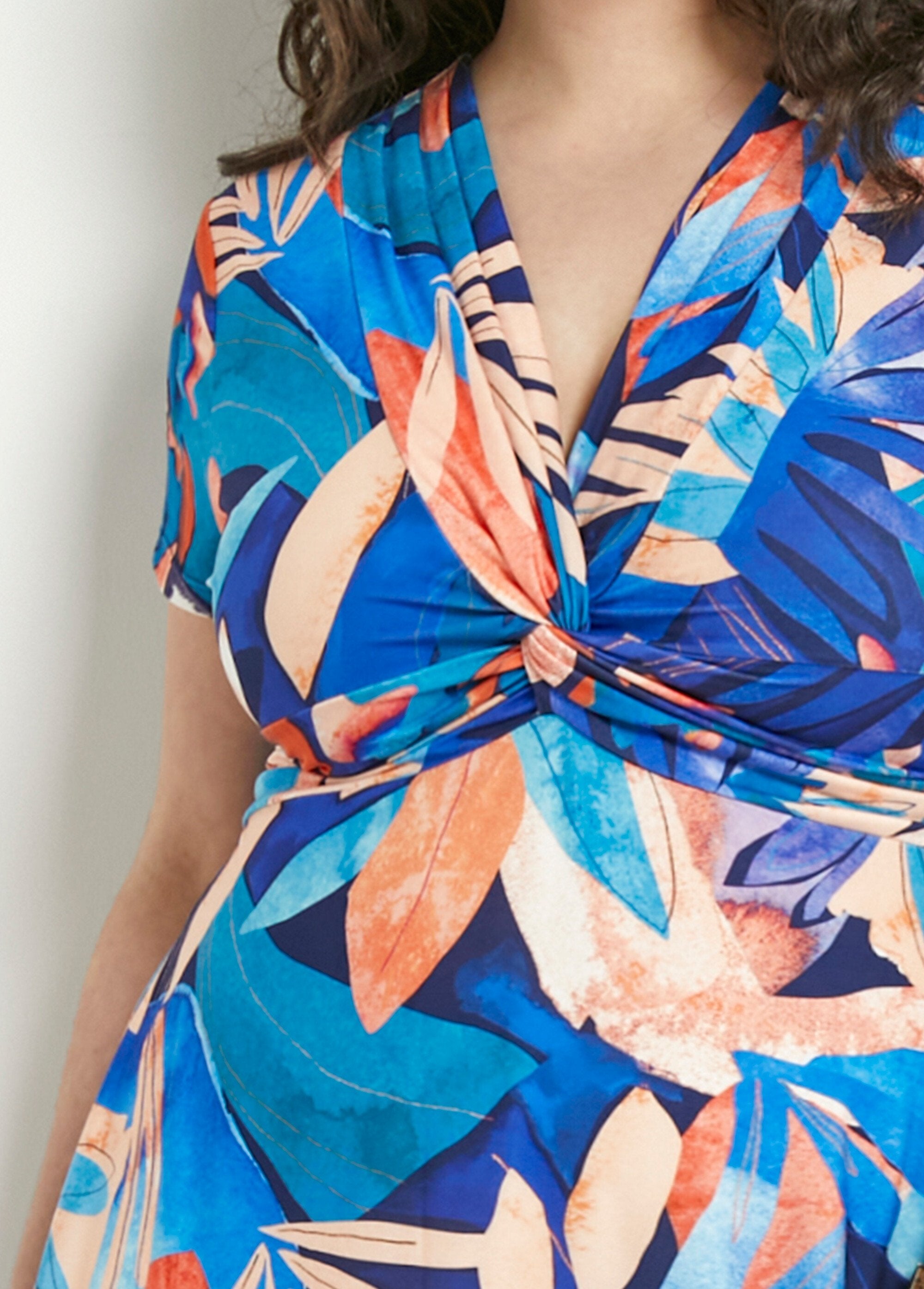 Robe_courte_col_V_effet_drapé_imprimé_feuillage_Bleu_et_orange_DE1_curvy