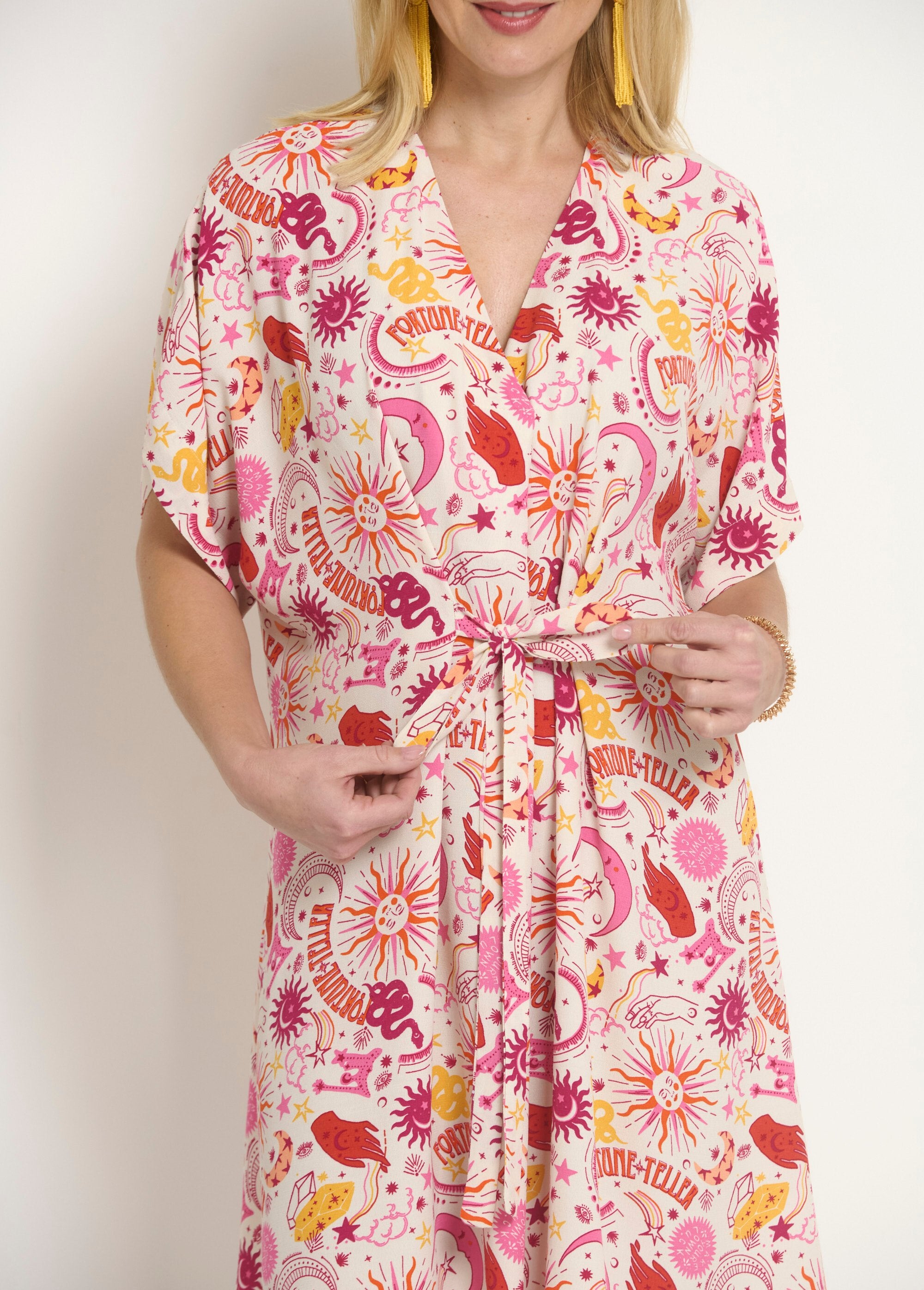 Korte_jurk_met_V-hals_en_taillebandjes_Ecru_et_rose_DE2_slim