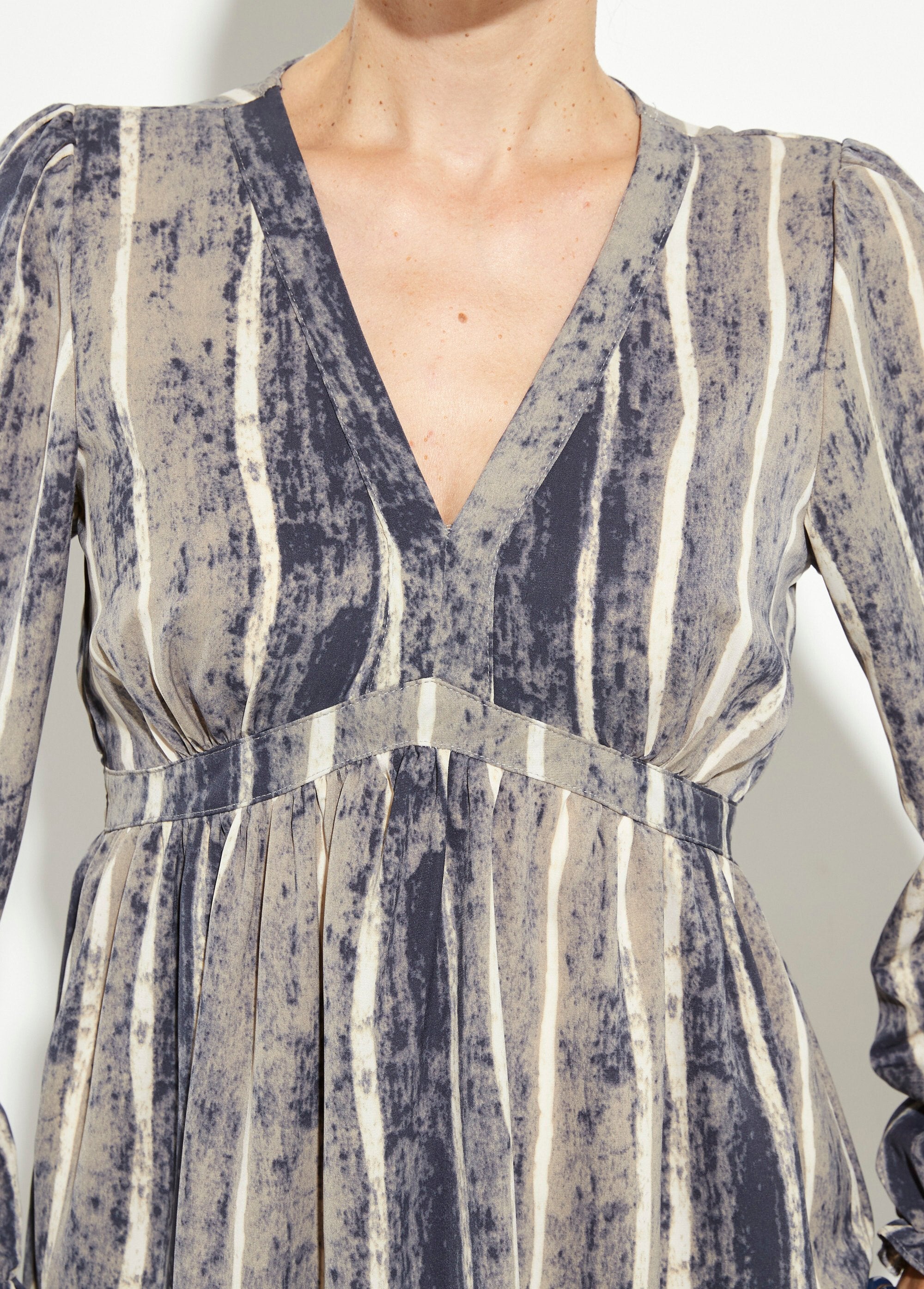 Robe_courte_col_V_taille_haute_plissée_Gris_et_ecru_DE1_slim